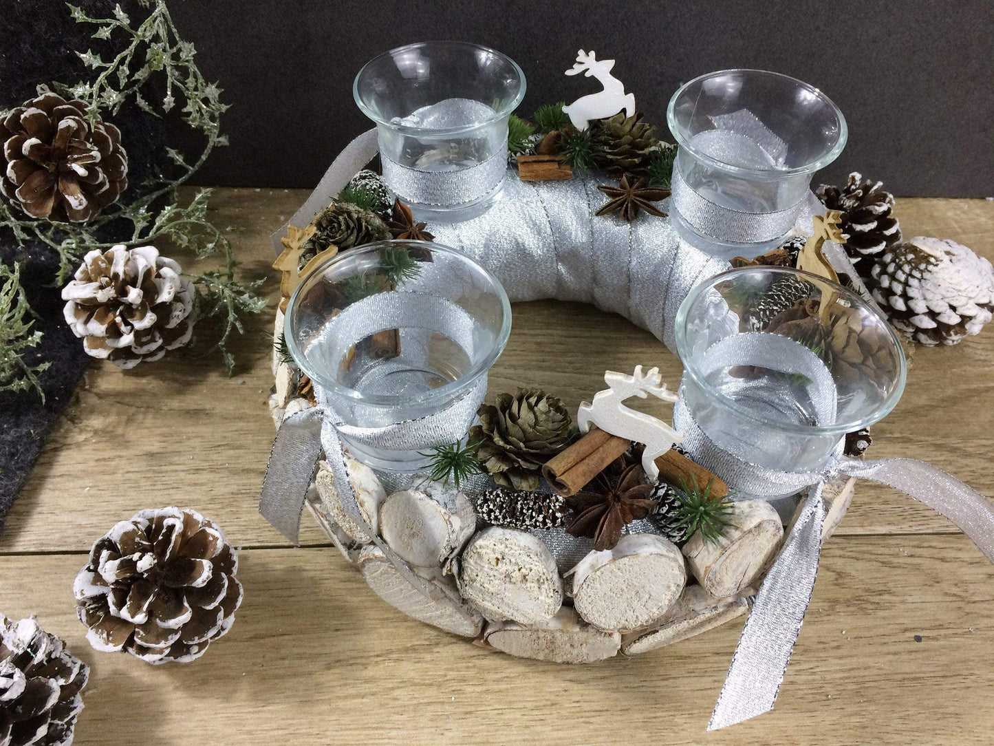 Adventskranz Wunschfarbe Hirsch Zapfen Birke Wunschfarbe Teelicht Anis Zimt – handgemacht aus Seiden- und Kunstblumen, langlebig & pflegeleicht von SarahsFlowerStudio