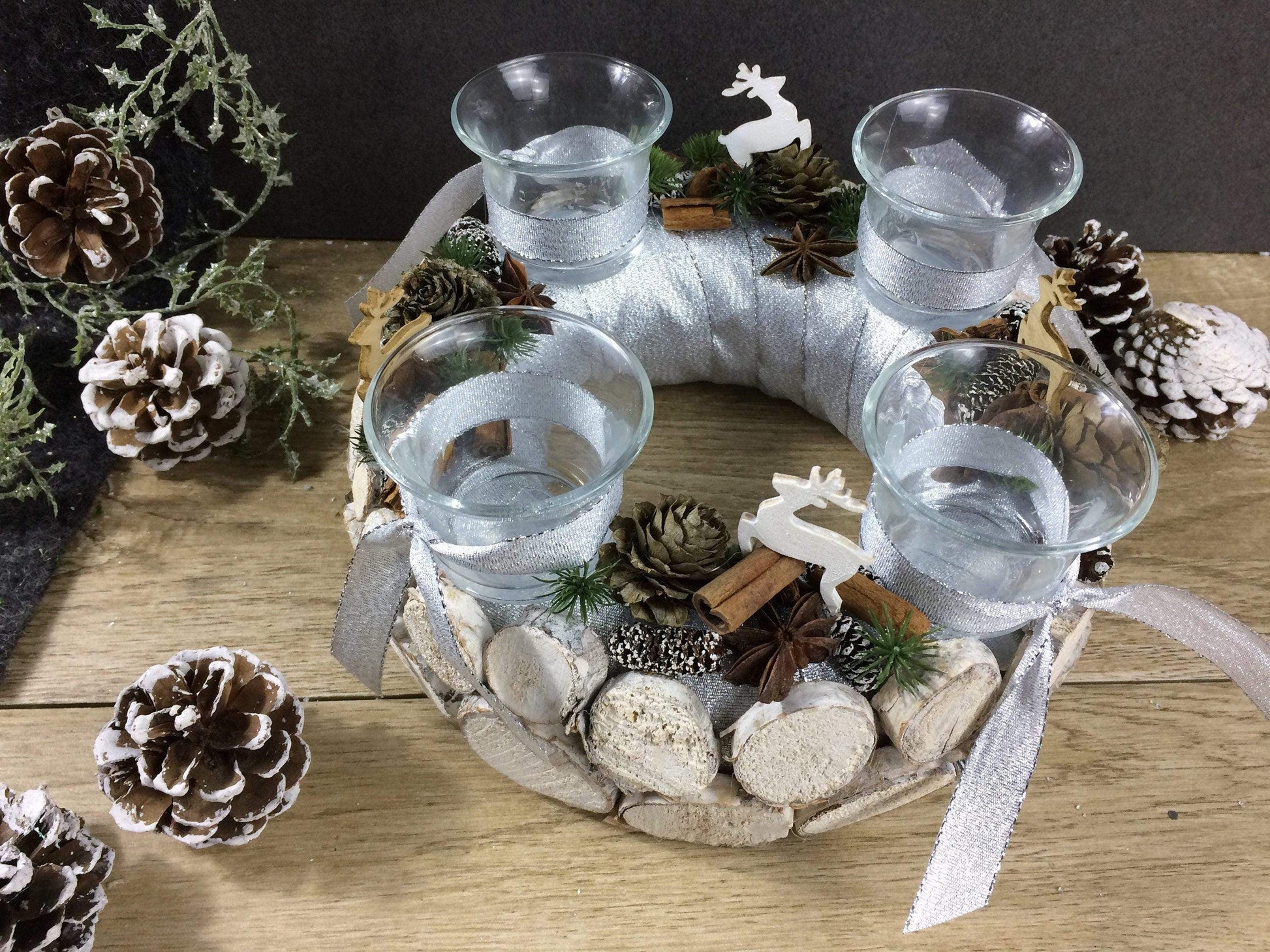 Adventskranz Wunschfarbe Hirsch Zapfen Birke Wunschfarbe Teelicht Anis Zimt – handgemacht aus Seiden- und Kunstblumen, langlebig & pflegeleicht von SarahsFlowerStudio