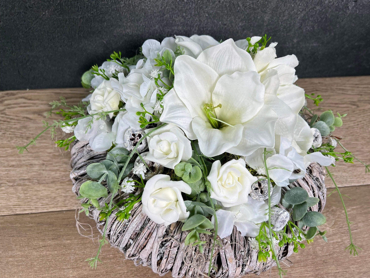 Grabgesteck Grabschmuck Rose Hortensie Amaryllis Eukalyptus Wunschfarbe Grabdeko Grabdekoration Allerheiligen – handgemacht aus Seiden- und Kunstblumen, langlebig & pflegeleicht von SarahsFlowerStudio