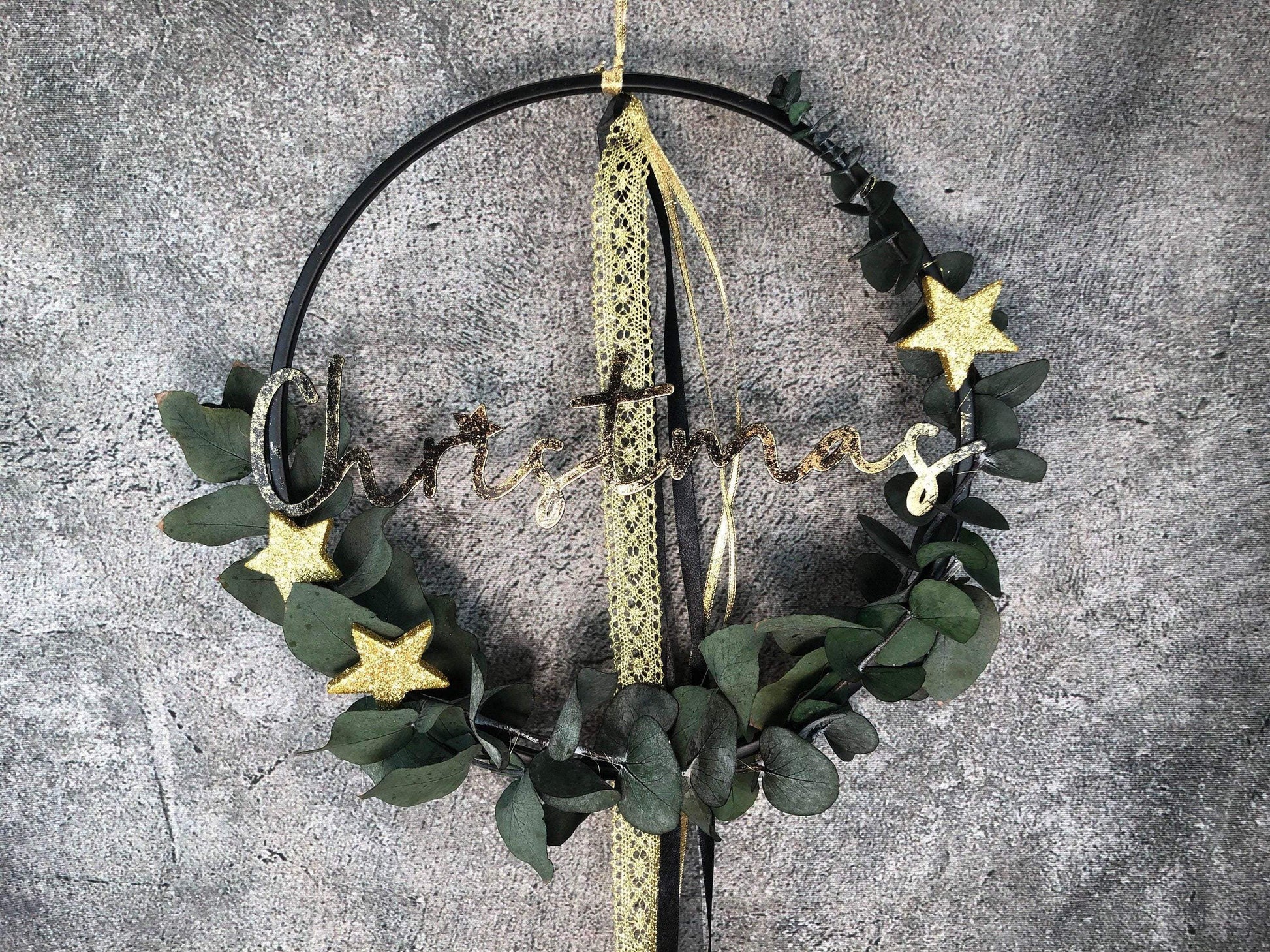 Türkranz Kranz Eukalyptus Christmas Advent Modern Ring Fenster Fensterschmuck Fensterdeko Weihnachten – handgemacht aus Seiden- und Kunstblumen, langlebig & pflegeleicht von SarahsFlowerStudio
