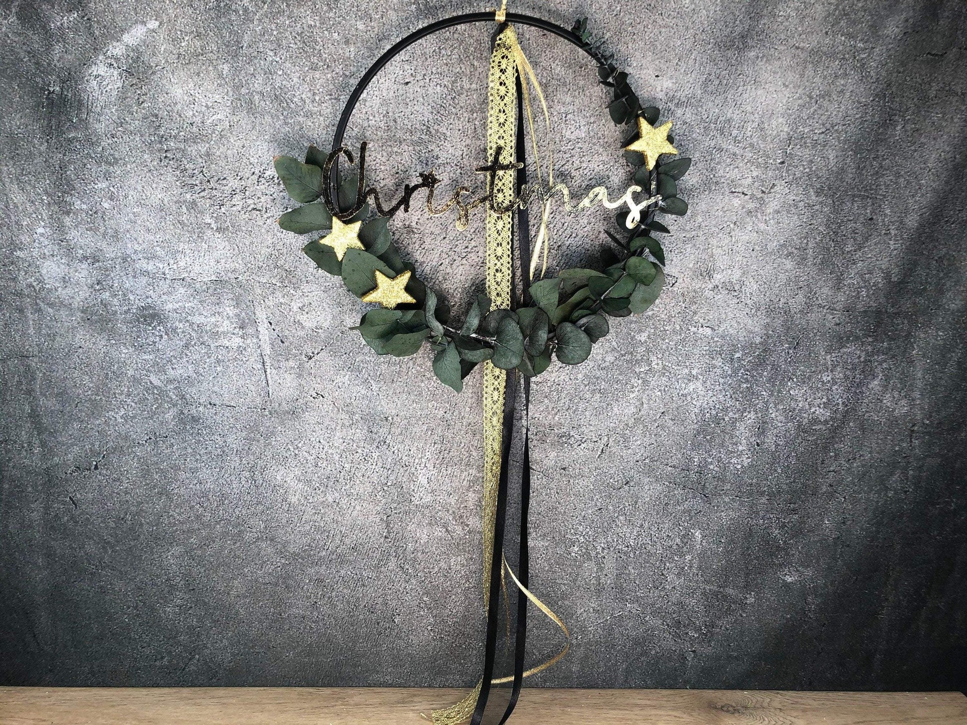 Türkranz Kranz Eukalyptus Christmas Advent Modern Ring Fenster Fensterschmuck Fensterdeko Weihnachten – handgemacht aus Seiden- und Kunstblumen, langlebig & pflegeleicht von SarahsFlowerStudio