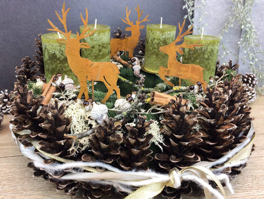 Adventskranz Adventskalender Zapfen Pilz Hirsch Zimt Kerzen Tanne Filz Modern Natürlich Getrocknet Künstlich Haltbar – handgemacht aus Seiden- und Kunstblumen, langlebig & pflegeleicht von SarahsFlowerStudio