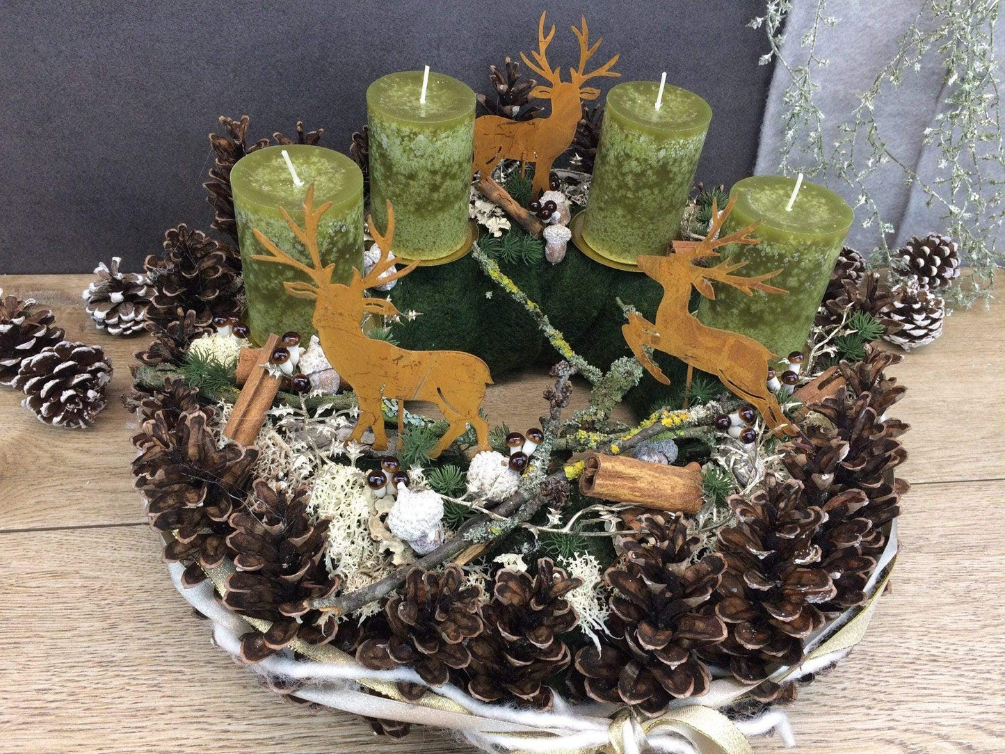 Adventskranz Adventskalender Zapfen Pilz Hirsch Zimt Kerzen Tanne Filz Modern Natürlich Getrocknet Künstlich Haltbar – handgemacht aus Seiden- und Kunstblumen, langlebig & pflegeleicht von SarahsFlowerStudio