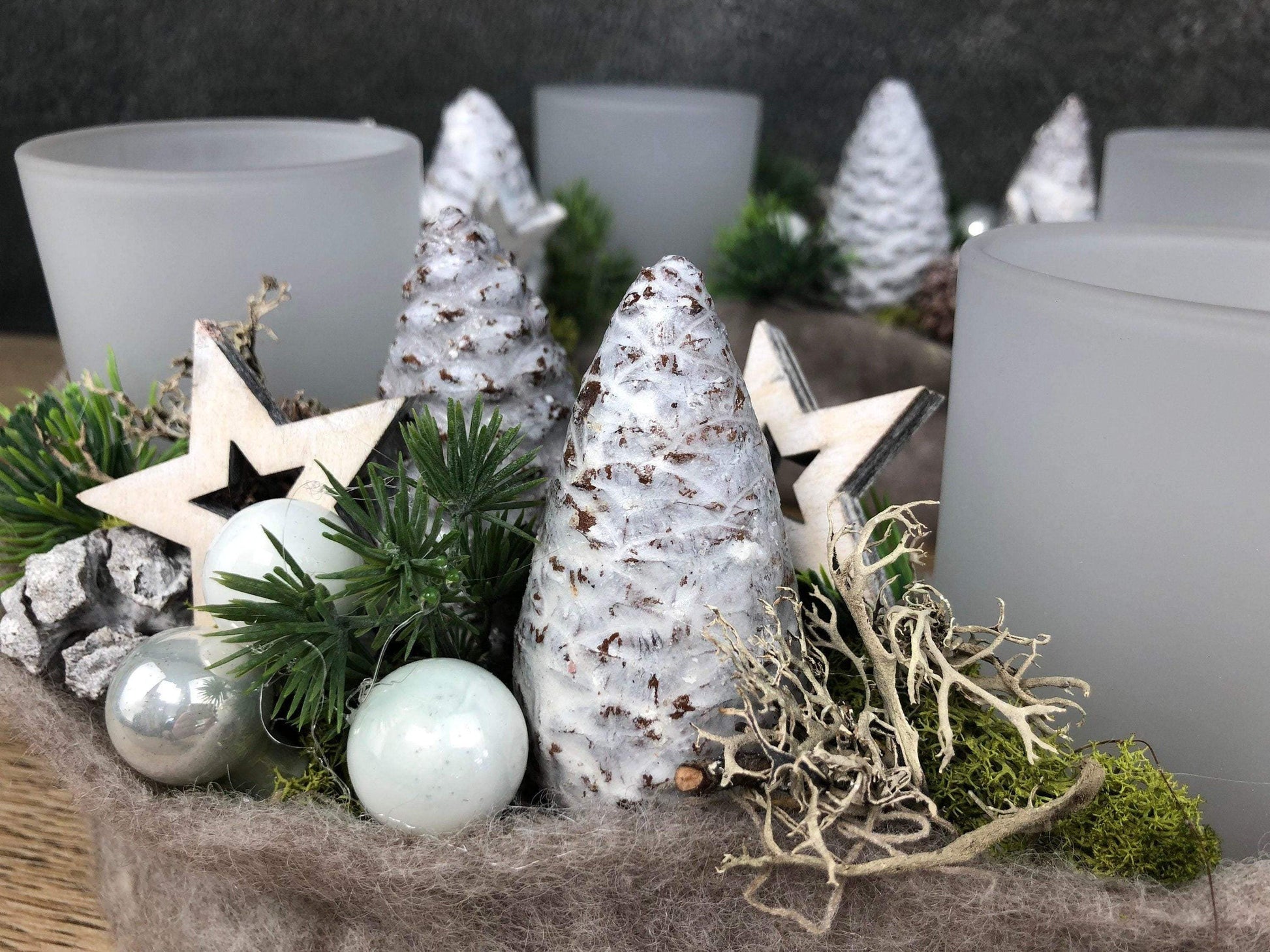 Adventskranz Adventskalender Wachs Zapfen Gläser Maxi Sterne Filz Moos mehrjährig groß rund – handgemacht aus Seiden- und Kunstblumen, langlebig & pflegeleicht von SarahsFlowerStudio