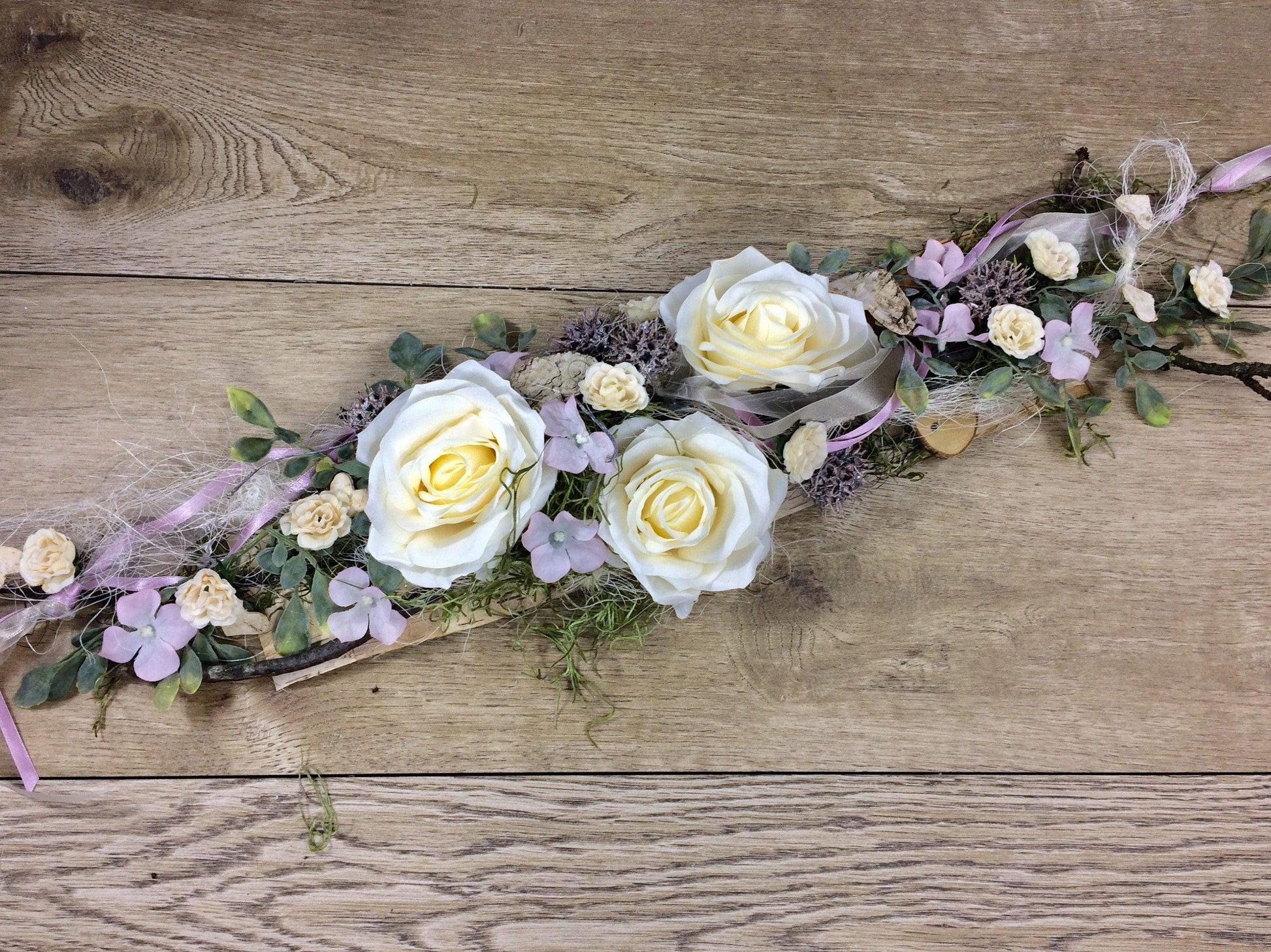 Tischdekoration Tischgesteck in Wunschfarbe Eukalyptus Rose Deko Dekoration Birkenscheiben – handgemacht aus Seiden- und Kunstblumen, langlebig & pflegeleicht von SarahsFlowerStudio