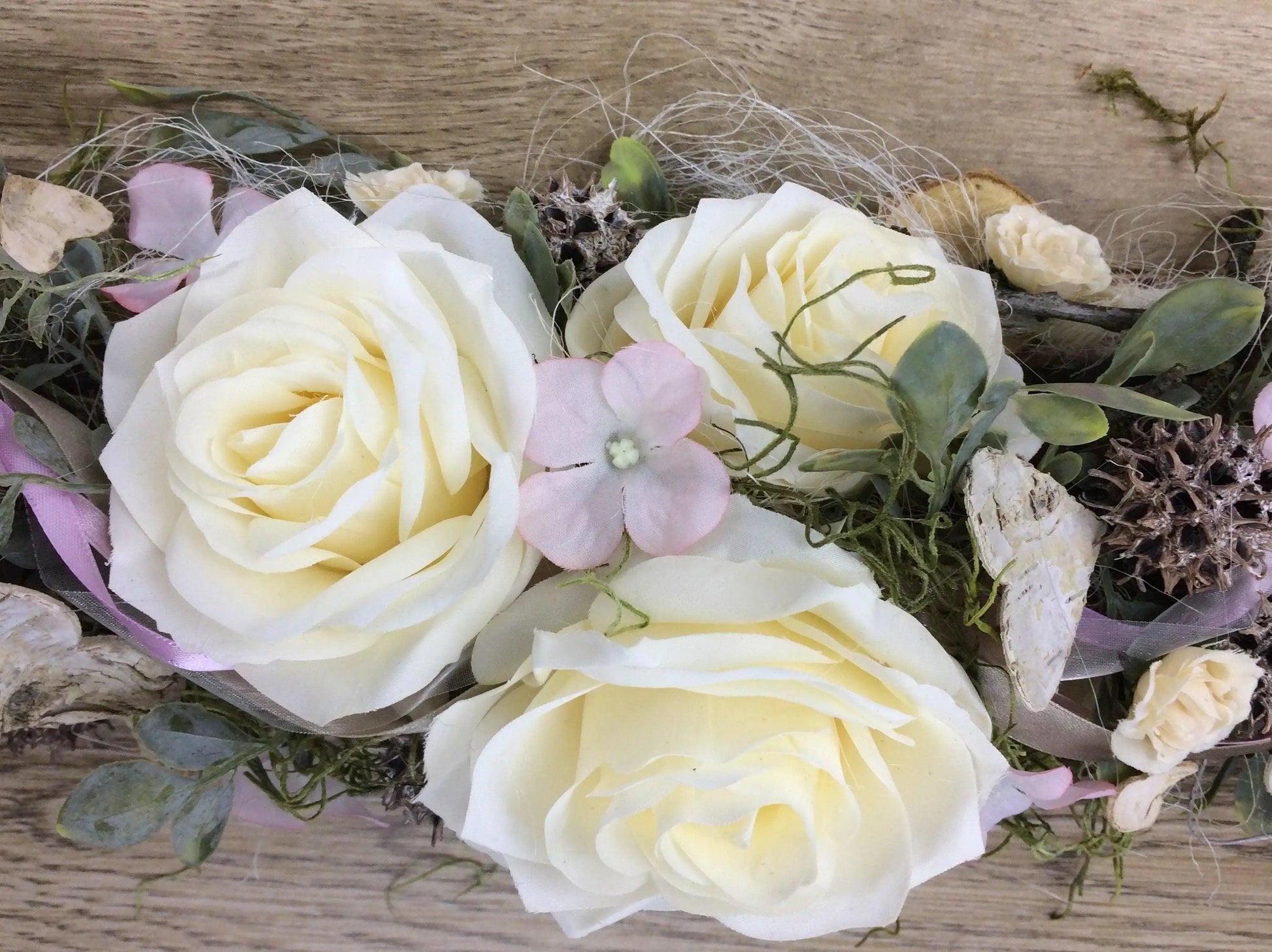 Tischdekoration Tischgesteck in Wunschfarbe Eukalyptus Rose Deko Dekoration Birkenscheiben – handgemacht aus Seiden- und Kunstblumen, langlebig & pflegeleicht von SarahsFlowerStudio