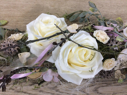 Tischdekoration Tischgesteck in Wunschfarbe Eukalyptus Rose Deko Dekoration Birkenscheiben – handgemacht aus Seiden- und Kunstblumen, langlebig & pflegeleicht von SarahsFlowerStudio