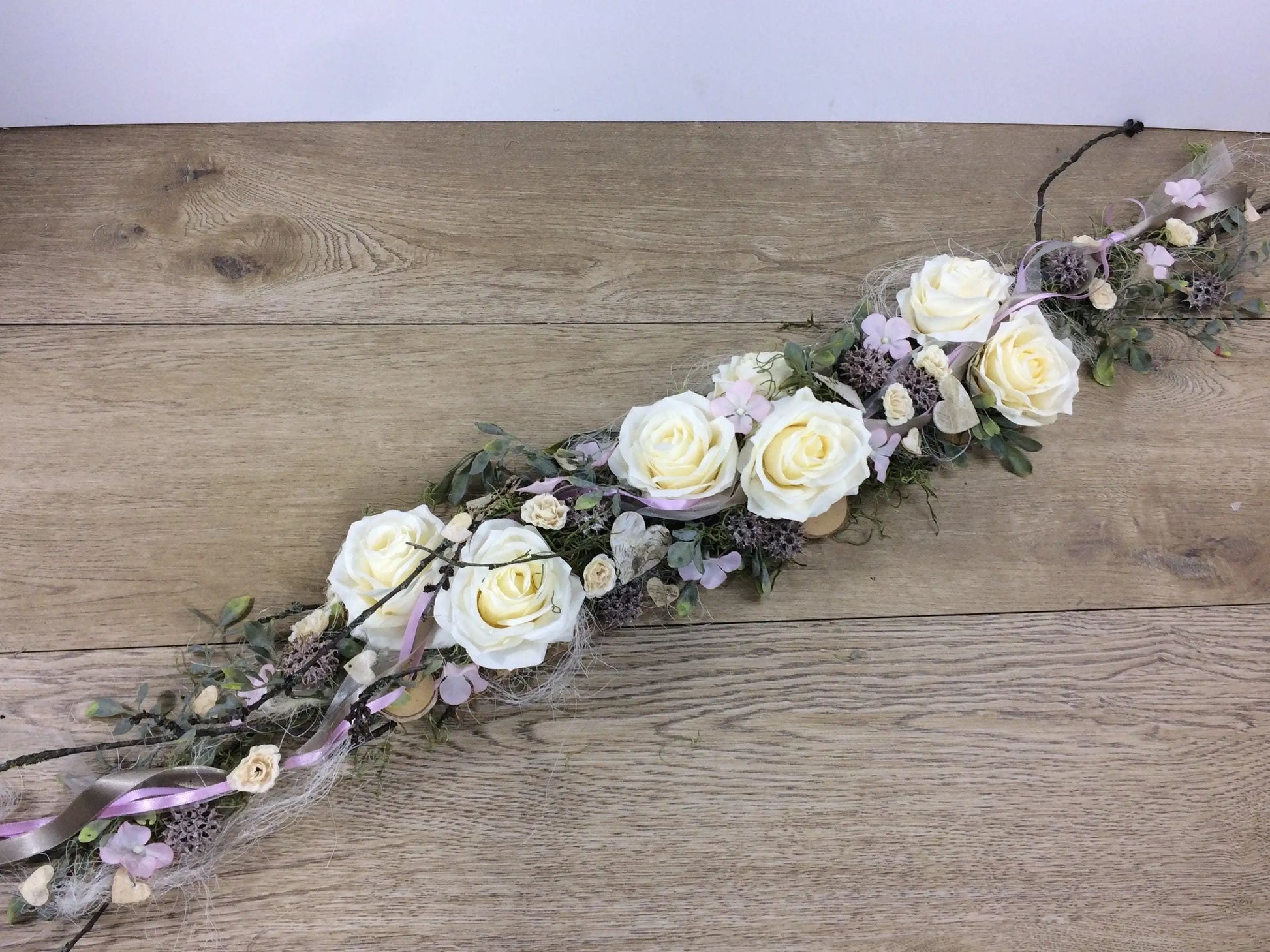 Tischdekoration Tischgesteck in Wunschfarbe Eukalyptus Rose Deko Dekoration Birkenscheiben – handgemacht aus Seiden- und Kunstblumen, langlebig & pflegeleicht von SarahsFlowerStudio