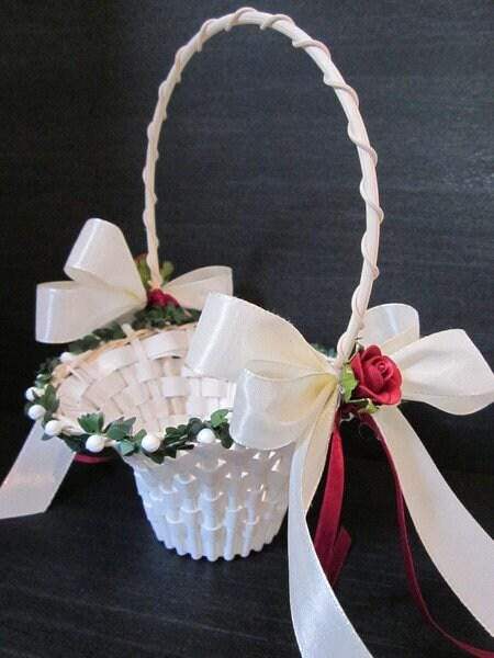 Blumenmädchen Korb Streukörbchen Blumenstreukörbchen Creme Rot Flower Basket Flowergirl Wedding Rose Blumenmädchen Rot Weiß – handgemacht aus Seiden- und Kunstblumen, langlebig & pflegeleicht von SarahsFlowerStudio