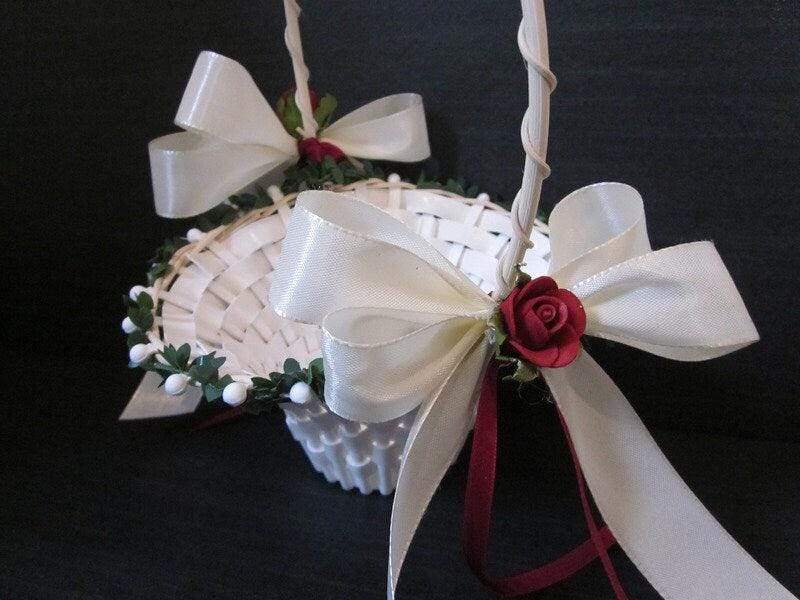 Blumenmädchen Korb Streukörbchen Blumenstreukörbchen Creme Rot Flower Basket Flowergirl Wedding Rose Blumenmädchen Rot Weiß – handgemacht aus Seiden- und Kunstblumen, langlebig & pflegeleicht von SarahsFlowerStudio
