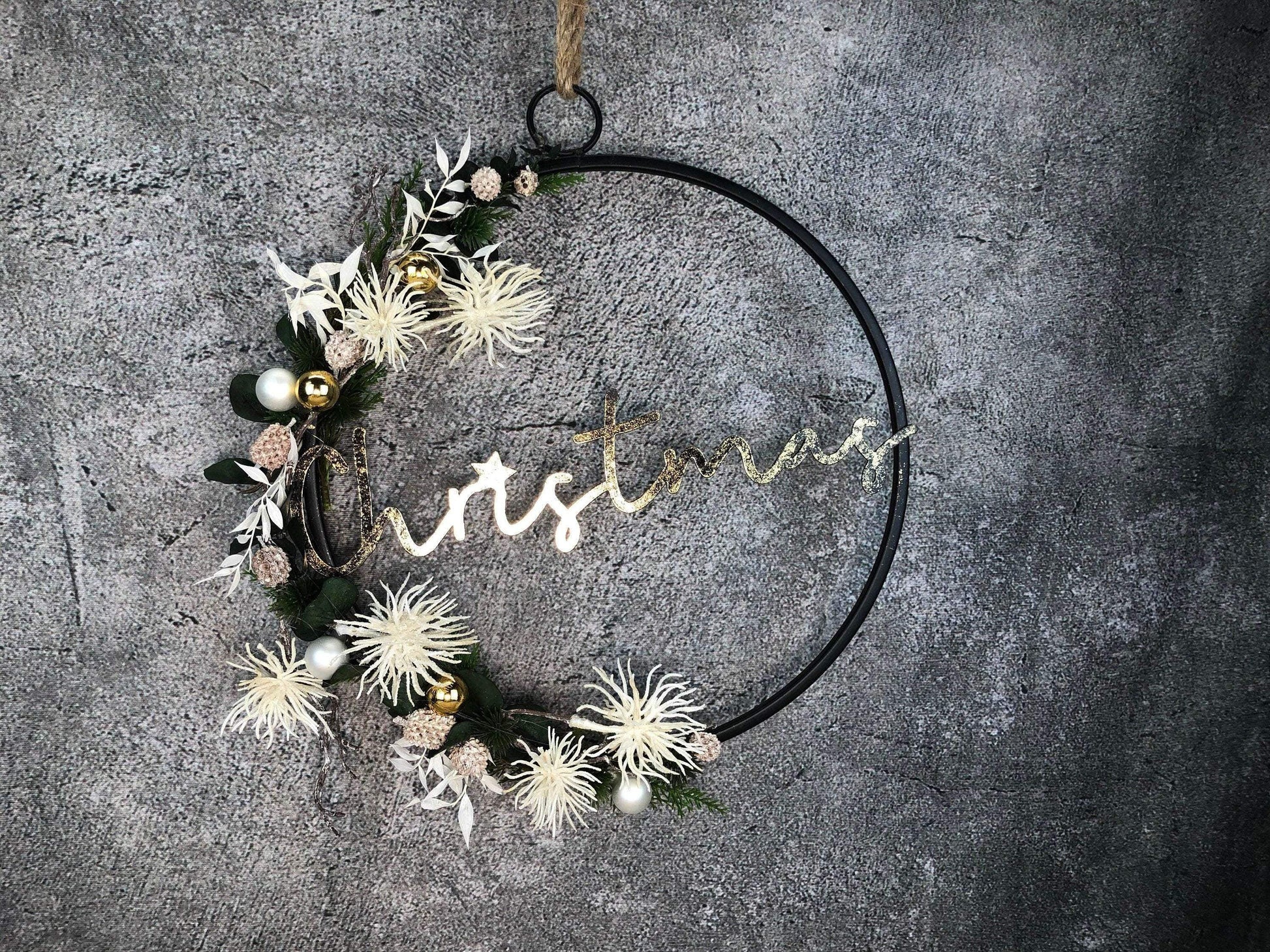 Türkranz Kranz Eukalyptus Christmas Advent Modern Ring Fenster Fensterschmuck Fensterdeko Weihnachten – handgemacht aus Seiden- und Kunstblumen, langlebig & pflegeleicht von SarahsFlowerStudio