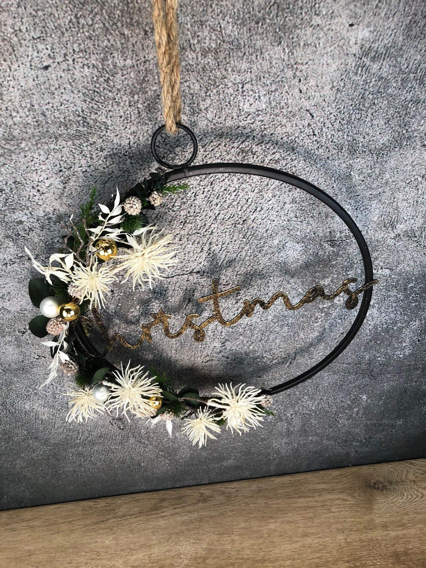 Türkranz Kranz Eukalyptus Christmas Advent Modern Ring Fenster Fensterschmuck Fensterdeko Weihnachten – handgemacht aus Seiden- und Kunstblumen, langlebig & pflegeleicht von SarahsFlowerStudio