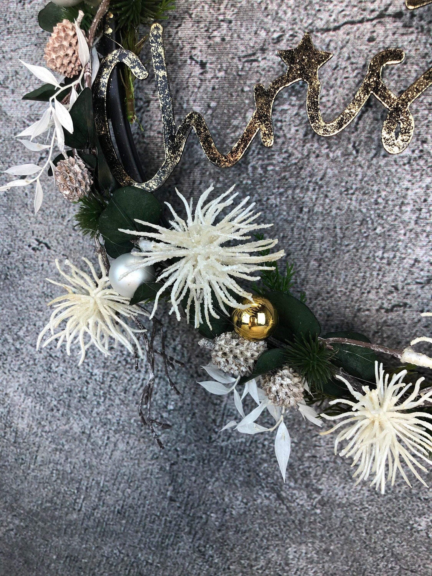 Türkranz Kranz Eukalyptus Christmas Advent Modern Ring Fenster Fensterschmuck Fensterdeko Weihnachten – handgemacht aus Seiden- und Kunstblumen, langlebig & pflegeleicht von SarahsFlowerStudio