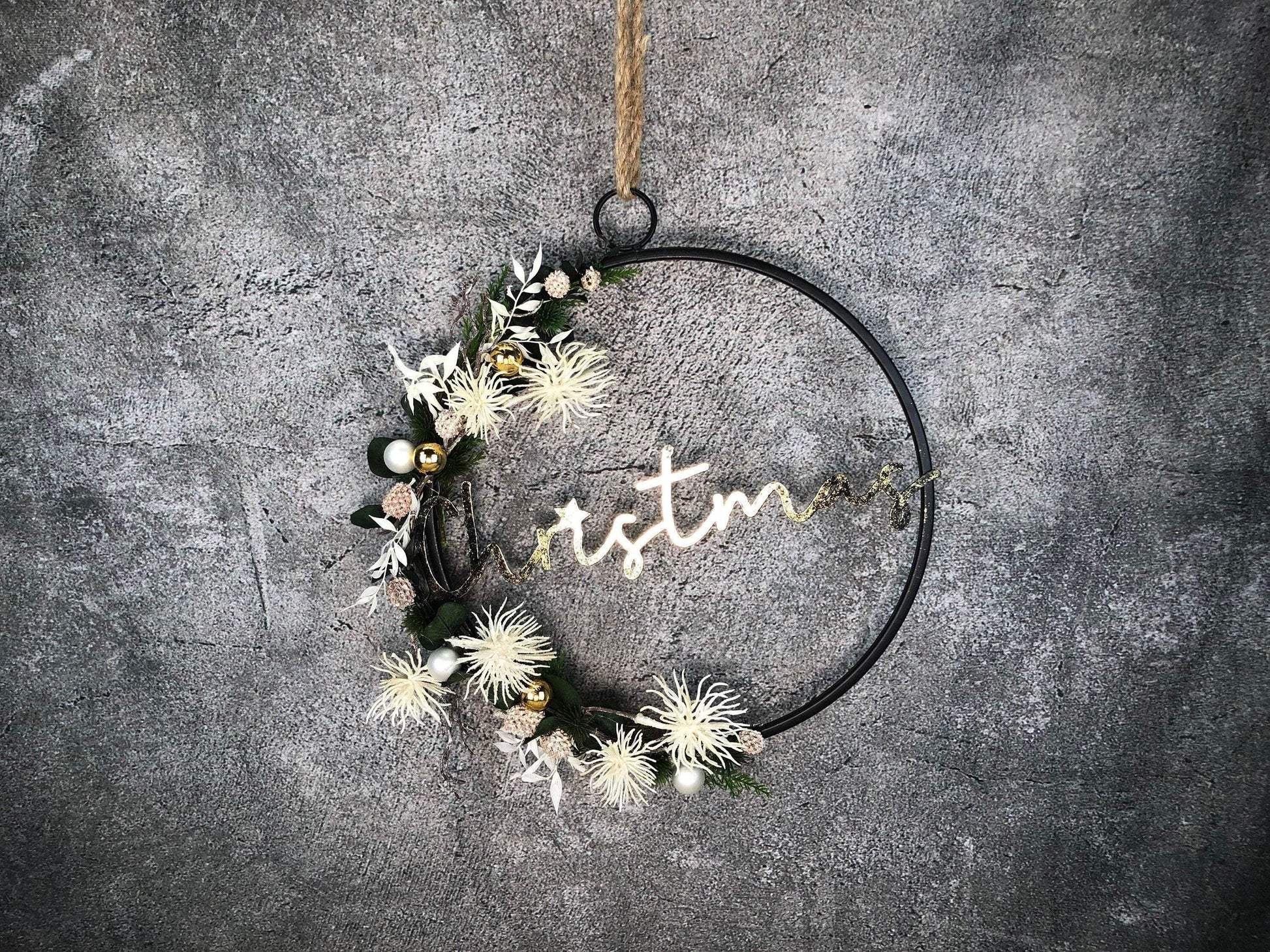 Türkranz Kranz Eukalyptus Christmas Advent Modern Ring Fenster Fensterschmuck Fensterdeko Weihnachten – handgemacht aus Seiden- und Kunstblumen, langlebig & pflegeleicht von SarahsFlowerStudio