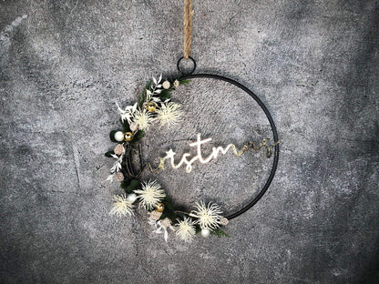 Türkranz Kranz Eukalyptus Christmas Advent Modern Ring Fenster Fensterschmuck Fensterdeko Weihnachten – handgemacht aus Seiden- und Kunstblumen, langlebig & pflegeleicht von SarahsFlowerStudio