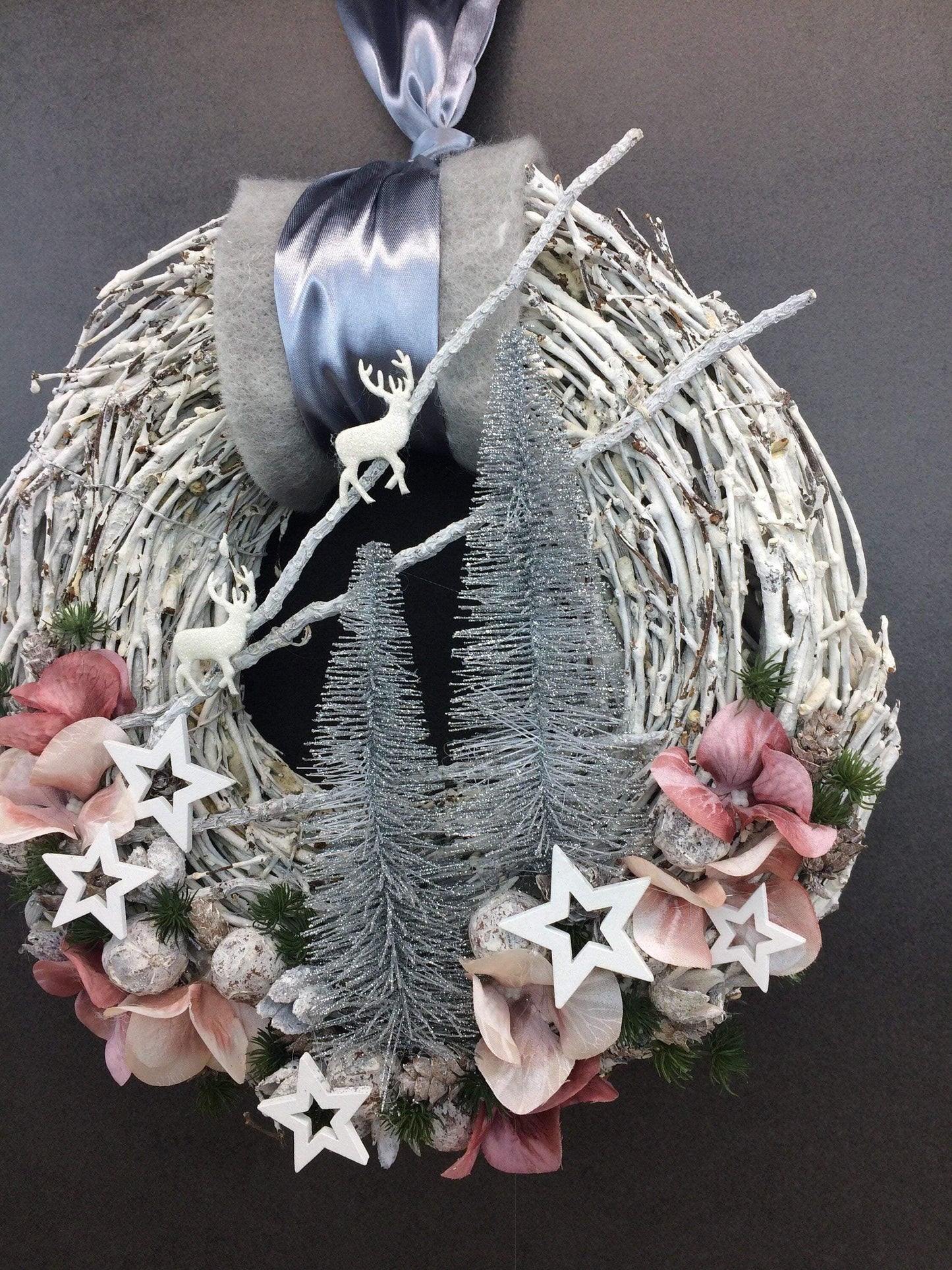 Advent Türkranz Türdeko Türschmuck Weihnachten Weidenkranz Wachskranz Adventskranz Sterne Tannenbaum Hirsch Tanne Filz Draht – handgemacht aus Seiden- und Kunstblumen, langlebig & pflegeleicht von SarahsFlowerStudio
