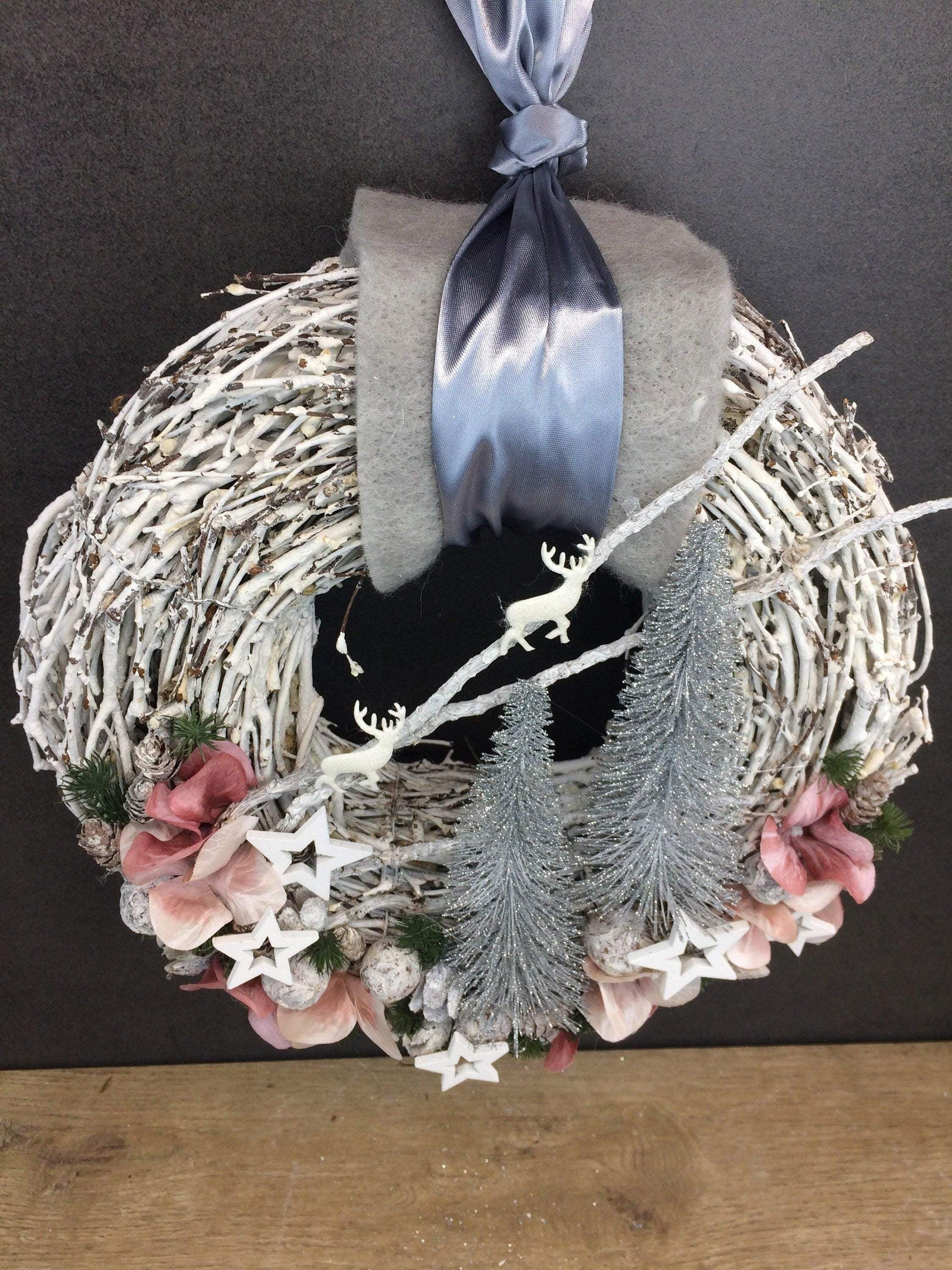 Advent Türkranz Türdeko Türschmuck Weihnachten Weidenkranz Wachskranz Adventskranz Sterne Tannenbaum Hirsch Tanne Filz Draht – handgemacht aus Seiden- und Kunstblumen, langlebig & pflegeleicht von SarahsFlowerStudio