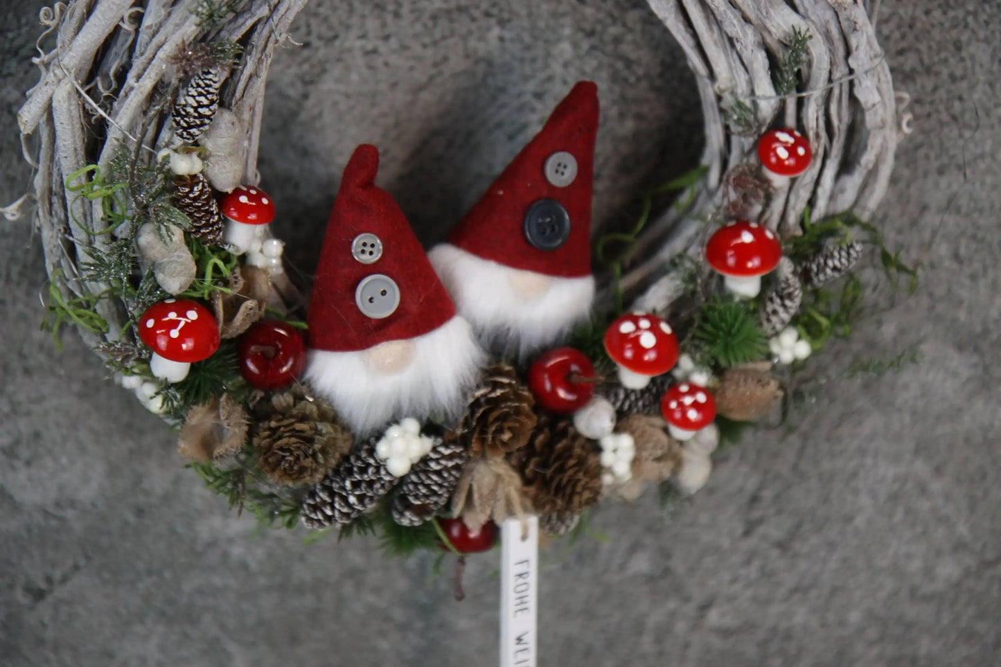 Türkranz Türdeko Türschmuck Weihnachten Weidenkranz Wichtel Zapfen Pilz Stern Apfel Knöpfe Tanne Band Modern – handgemacht aus Seiden- und Kunstblumen, langlebig & pflegeleicht von SarahsFlowerStudio