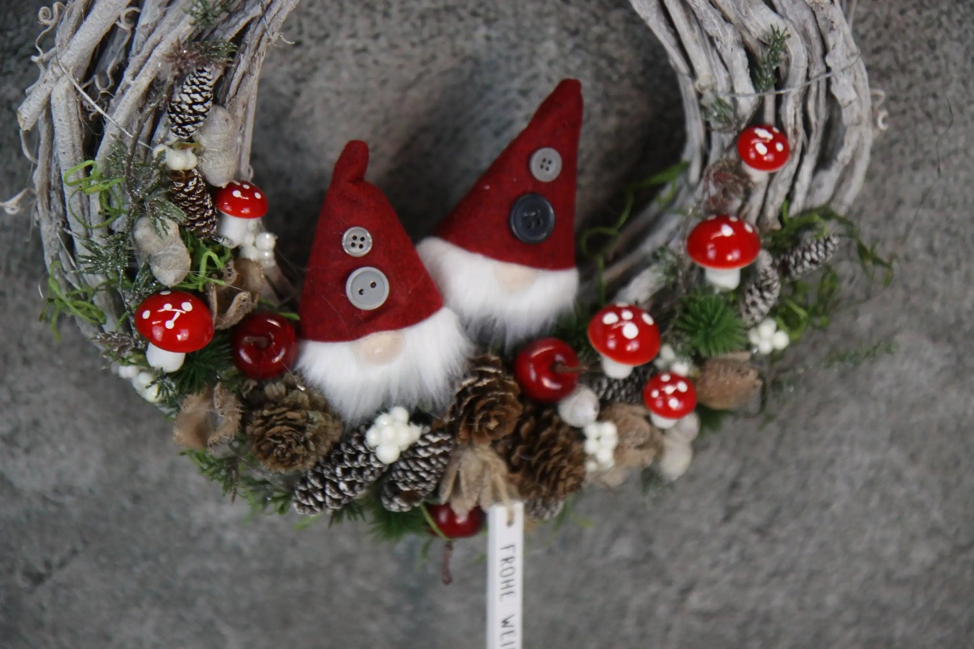 Türkranz Türdeko Türschmuck Weihnachten Weidenkranz Wichtel Zapfen Pilz Stern Apfel Knöpfe Tanne Band Modern – handgemacht aus Seiden- und Kunstblumen, langlebig & pflegeleicht von SarahsFlowerStudio