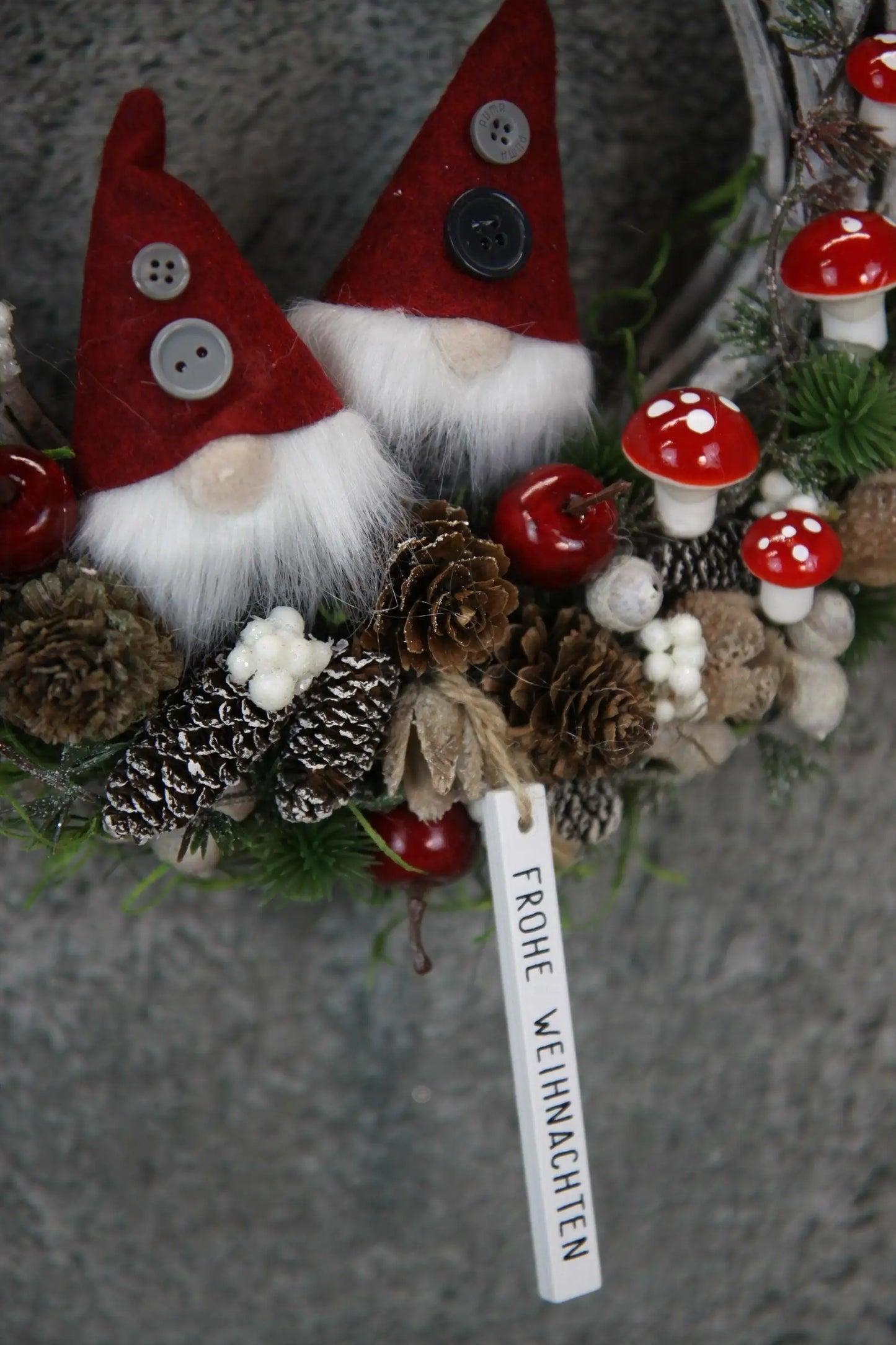 Türkranz Türdeko Türschmuck Weihnachten Weidenkranz Wichtel Zapfen Pilz Stern Apfel Knöpfe Tanne Band Modern – handgemacht aus Seiden- und Kunstblumen, langlebig & pflegeleicht von SarahsFlowerStudio
