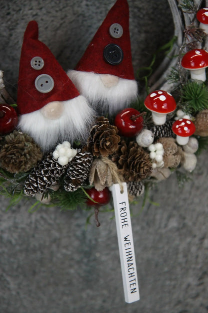 Türkranz Türdeko Türschmuck Weihnachten Weidenkranz Wichtel Zapfen Pilz Stern Apfel Knöpfe Tanne Band Modern – handgemacht aus Seiden- und Kunstblumen, langlebig & pflegeleicht von SarahsFlowerStudio
