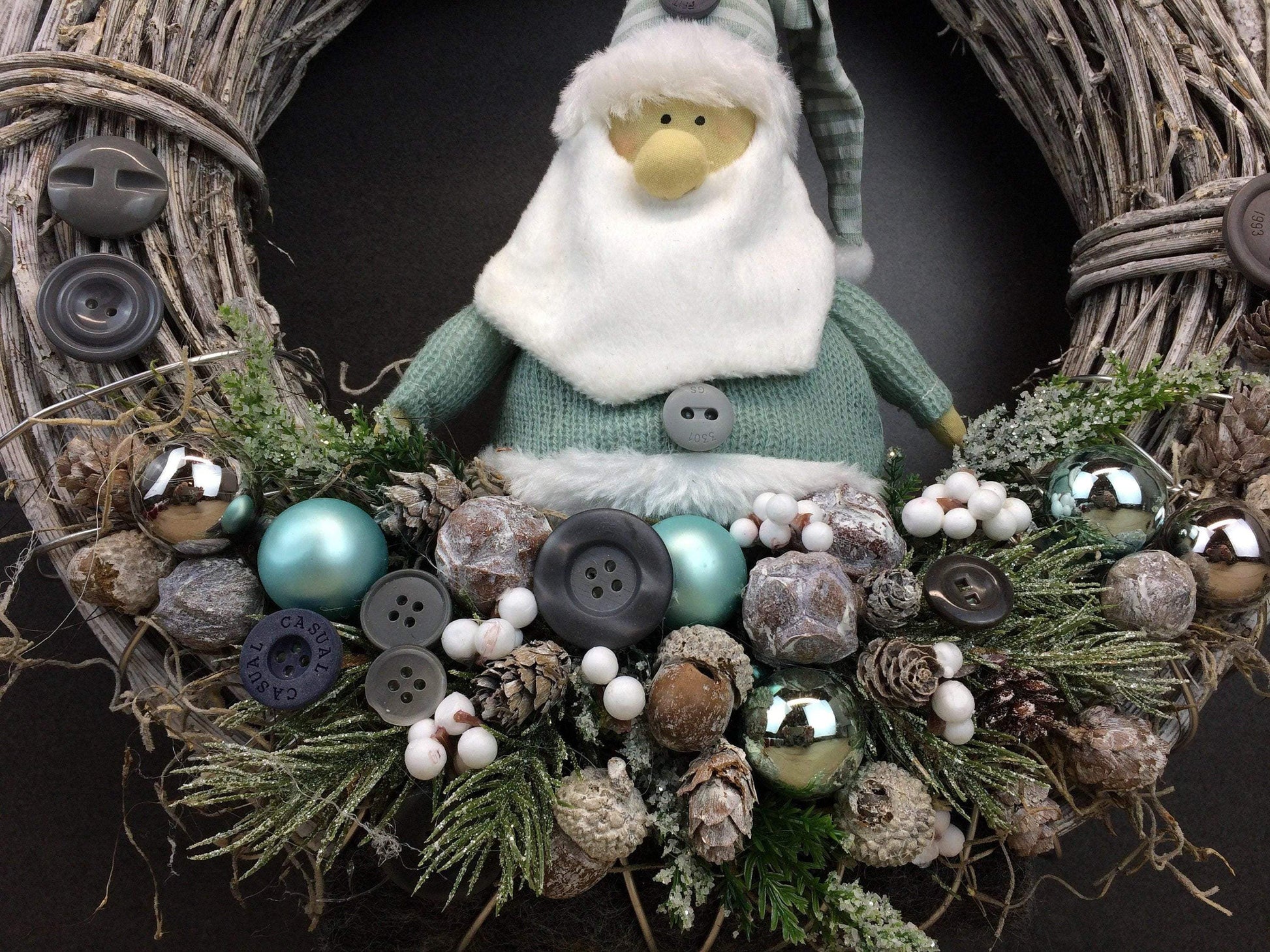 Advent Türkranz Türdeko Türschmuck Weihnachten Weidenkranz Wichtel 37cm Modern – handgemacht aus Seiden- und Kunstblumen, langlebig & pflegeleicht von SarahsFlowerStudio