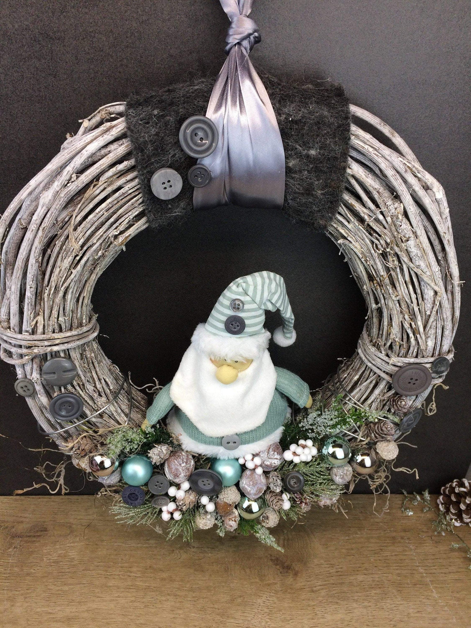 Advent Türkranz Türdeko Türschmuck Weihnachten Weidenkranz Wichtel 37cm Modern – handgemacht aus Seiden- und Kunstblumen, langlebig & pflegeleicht von SarahsFlowerStudio