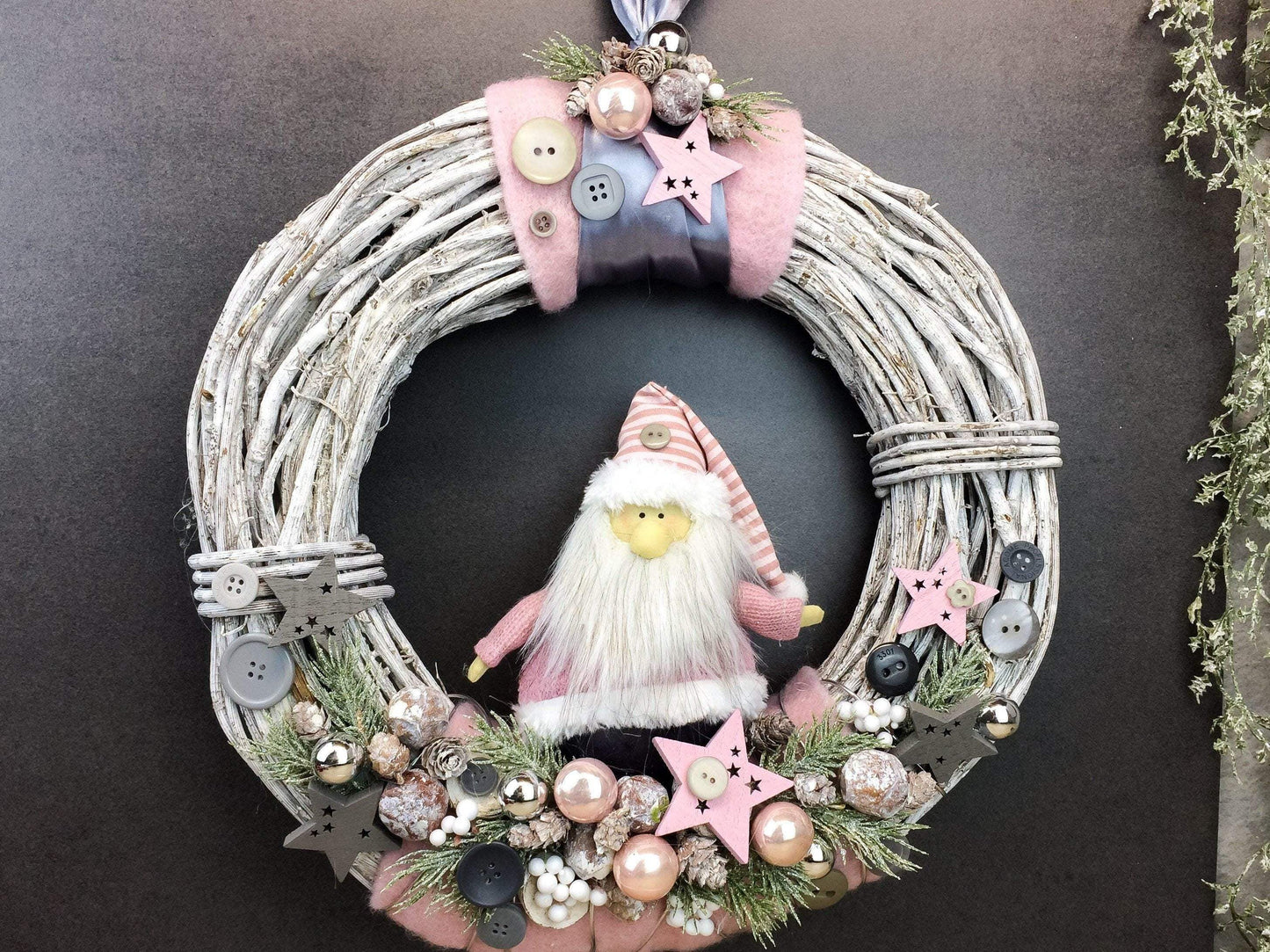 Advent Türkranz Türdeko Türschmuck Weihnachten Weidenkranz Wichtel 37cm Modern – handgemacht aus Seiden- und Kunstblumen, langlebig & pflegeleicht von SarahsFlowerStudio