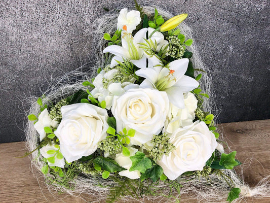 Grabgesteck mit weißen Lilien und Rosen Grabschmuck Herz Farbwunsch Grabdeko Grabdekoration – handgemacht aus Seiden- und Kunstblumen, langlebig & pflegeleicht von SarahsFlowerStudio