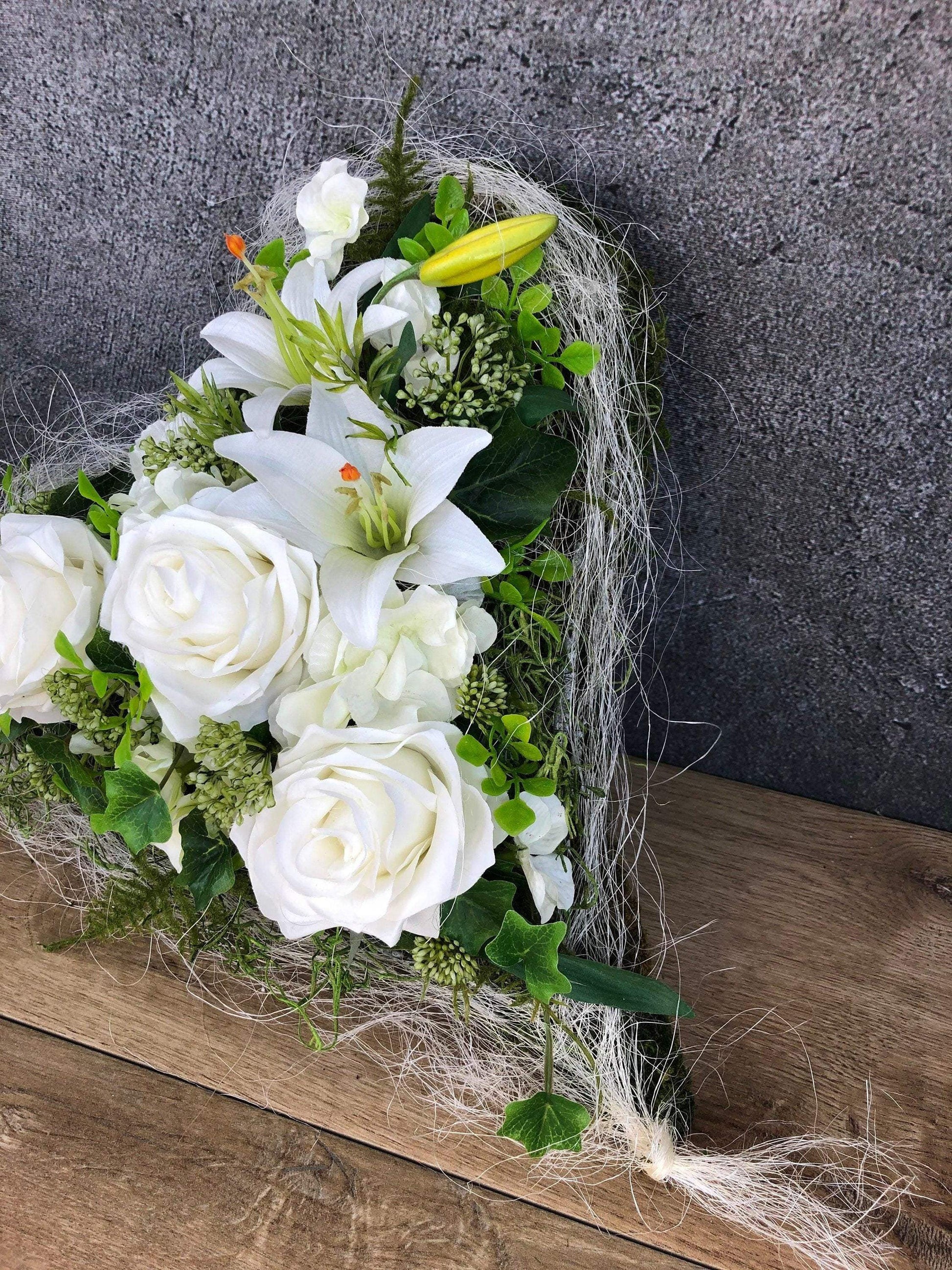 Grabgesteck mit weißen Lilien und Rosen Grabschmuck Herz Farbwunsch Grabdeko Grabdekoration – handgemacht aus Seiden- und Kunstblumen, langlebig & pflegeleicht von SarahsFlowerStudio