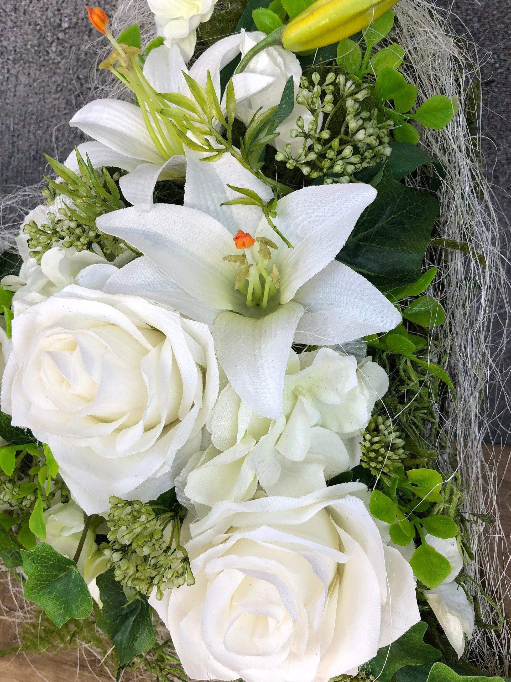 Grabgesteck mit weißen Lilien und Rosen Grabschmuck Herz Farbwunsch Grabdeko Grabdekoration – handgemacht aus Seiden- und Kunstblumen, langlebig & pflegeleicht von SarahsFlowerStudio