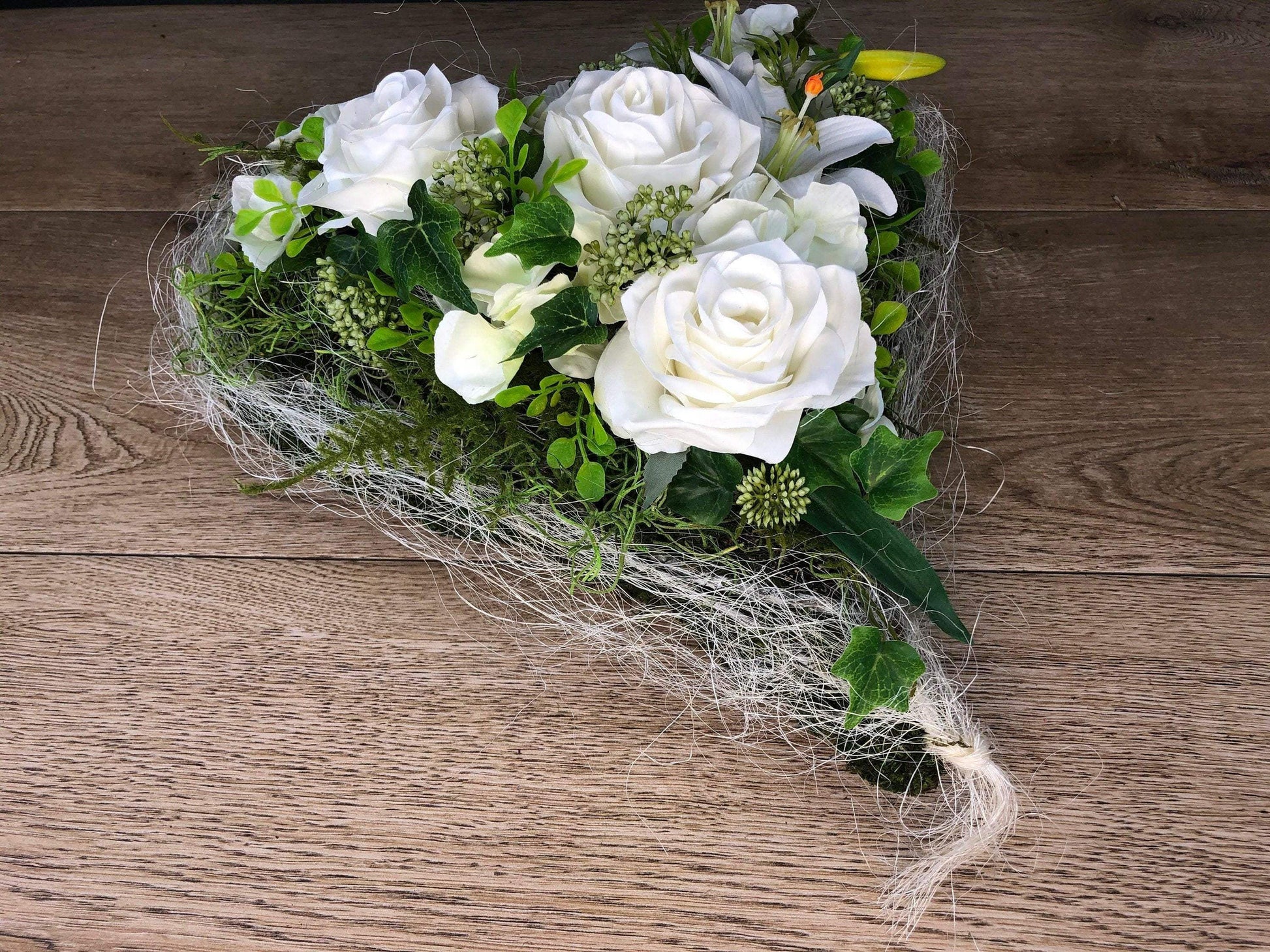 Grabgesteck mit weißen Lilien und Rosen Grabschmuck Herz Farbwunsch Grabdeko Grabdekoration – handgemacht aus Seiden- und Kunstblumen, langlebig & pflegeleicht von SarahsFlowerStudio