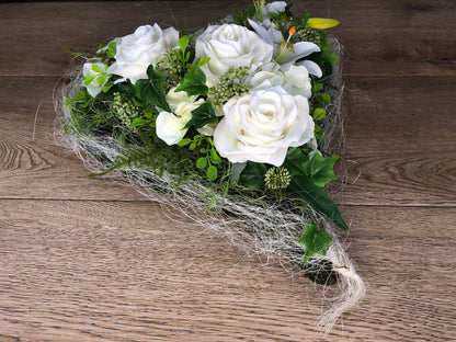 Grabgesteck mit weißen Lilien und Rosen Grabschmuck Herz Farbwunsch Grabdeko Grabdekoration – handgemacht aus Seiden- und Kunstblumen, langlebig & pflegeleicht von SarahsFlowerStudio