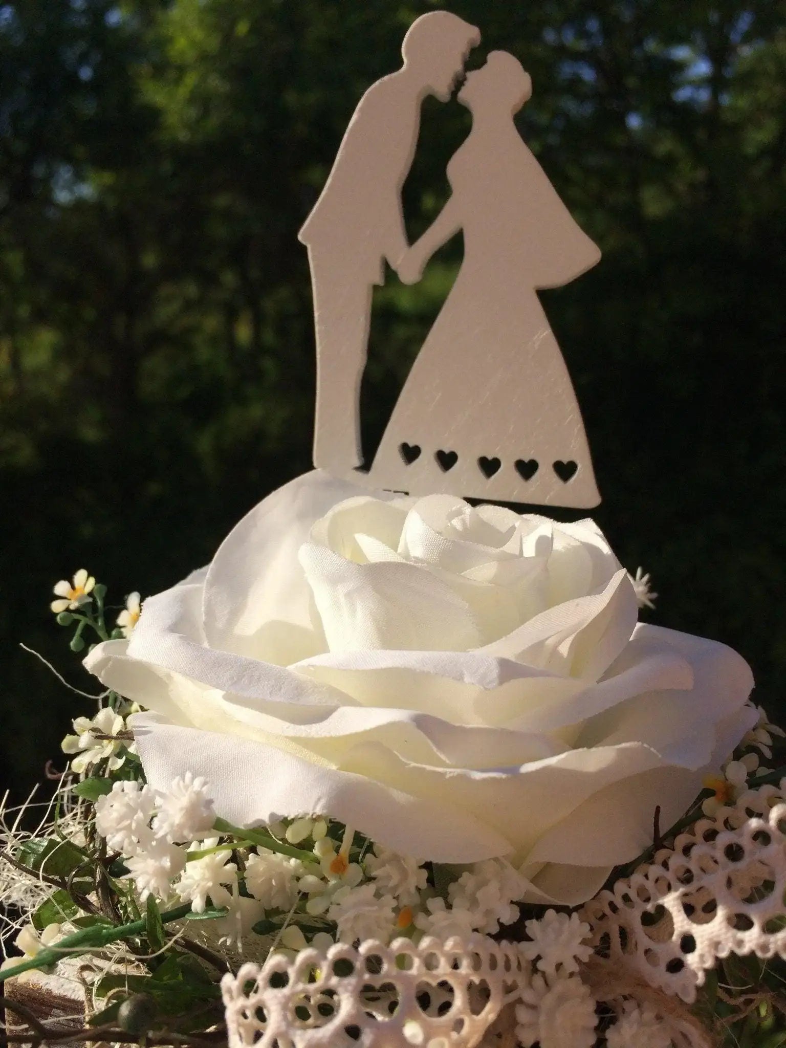 Cake Topper Tortenfigur Hochzeit Weiß – handgemacht aus Seiden- und Kunstblumen, langlebig & pflegeleicht von SarahsFlowerStudio