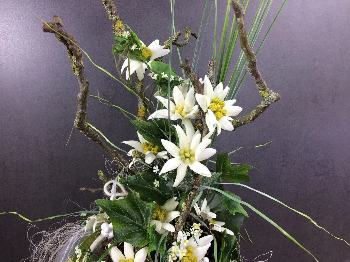 Seidenblumen Arrangement Bodenvase – Edelweiß Zapfen Efeu langlebig – Seidenblumen – SarahsFlowerStudio