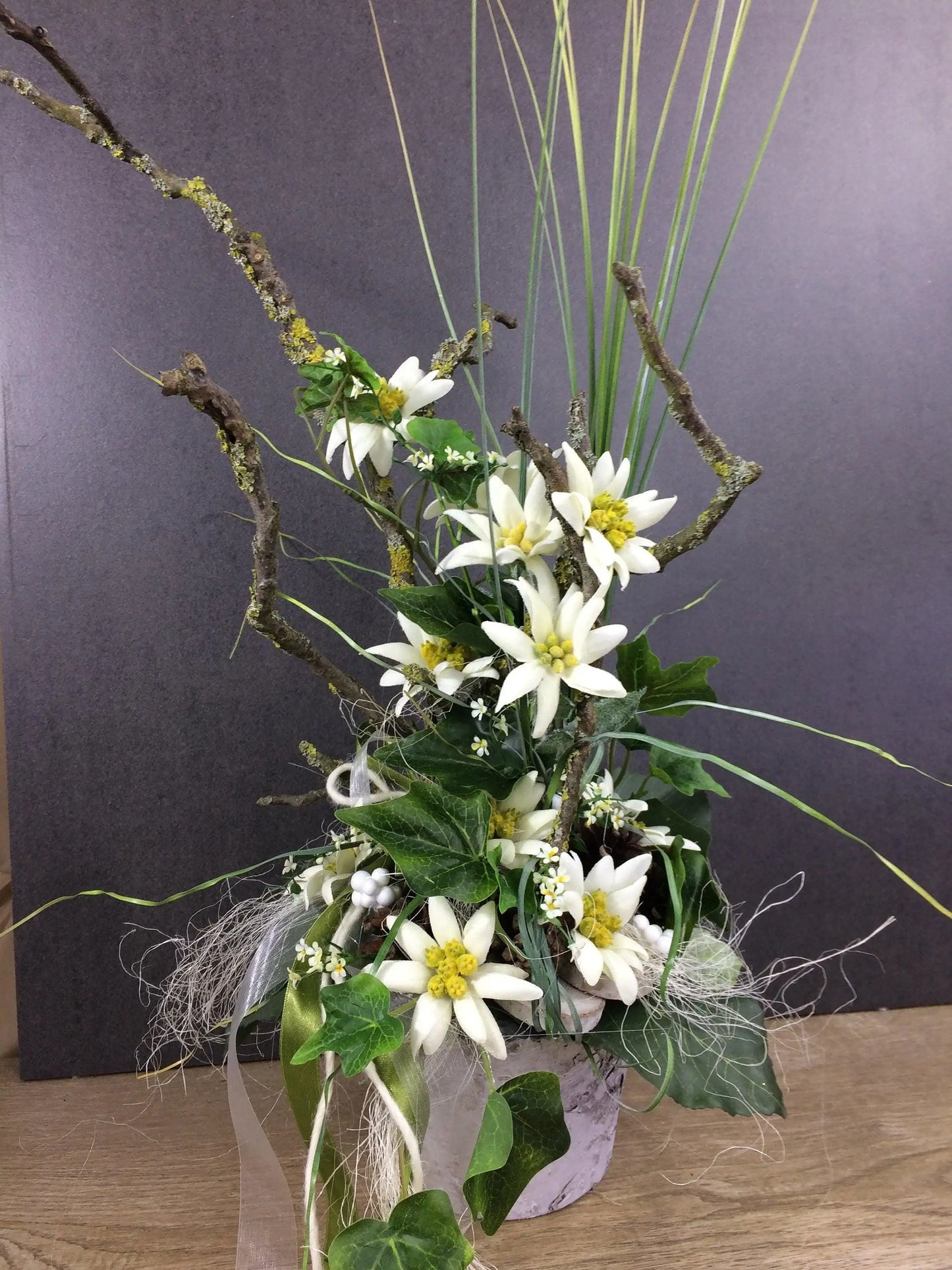 Seidenblumen Arrangement Bodenvase – Edelweiß Zapfen Efeu langlebig – Seidenblumen – SarahsFlowerStudio