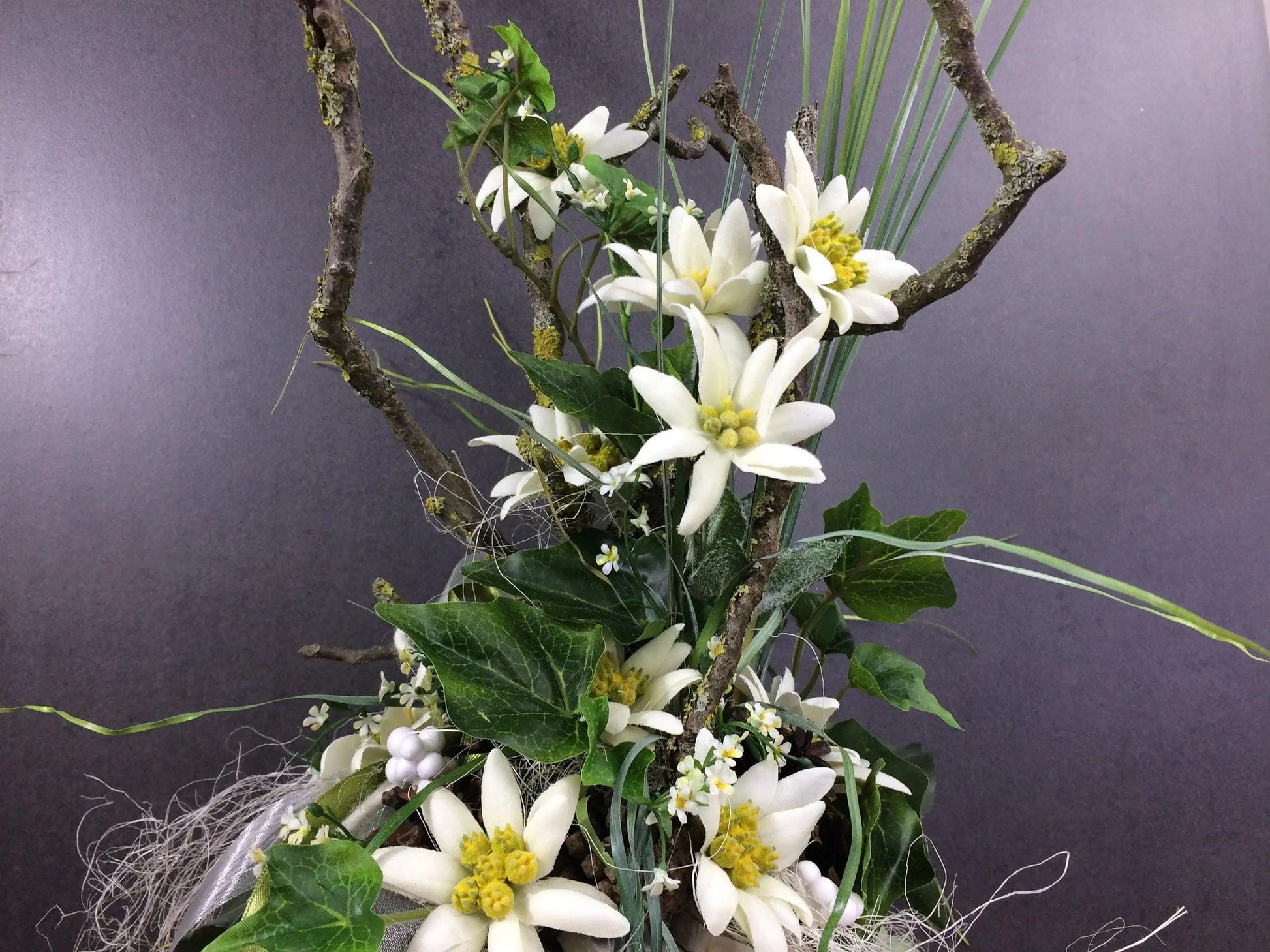 Seidenblumen Arrangement Bodenvase – Edelweiß Zapfen Efeu langlebig – Seidenblumen – SarahsFlowerStudio