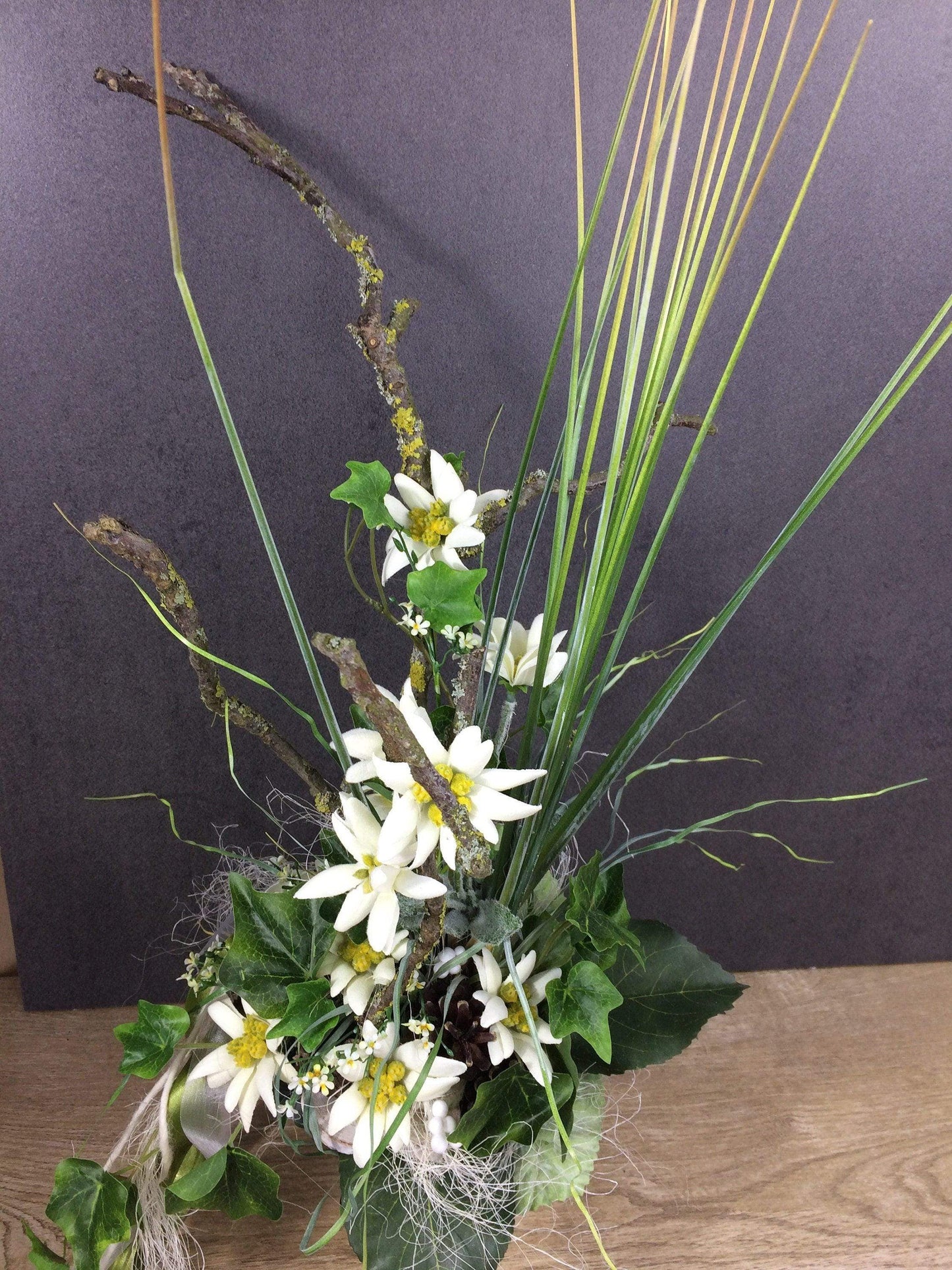 Seidenblumen Arrangement Bodenvase – Edelweiß Zapfen Efeu langlebig – Seidenblumen – SarahsFlowerStudio