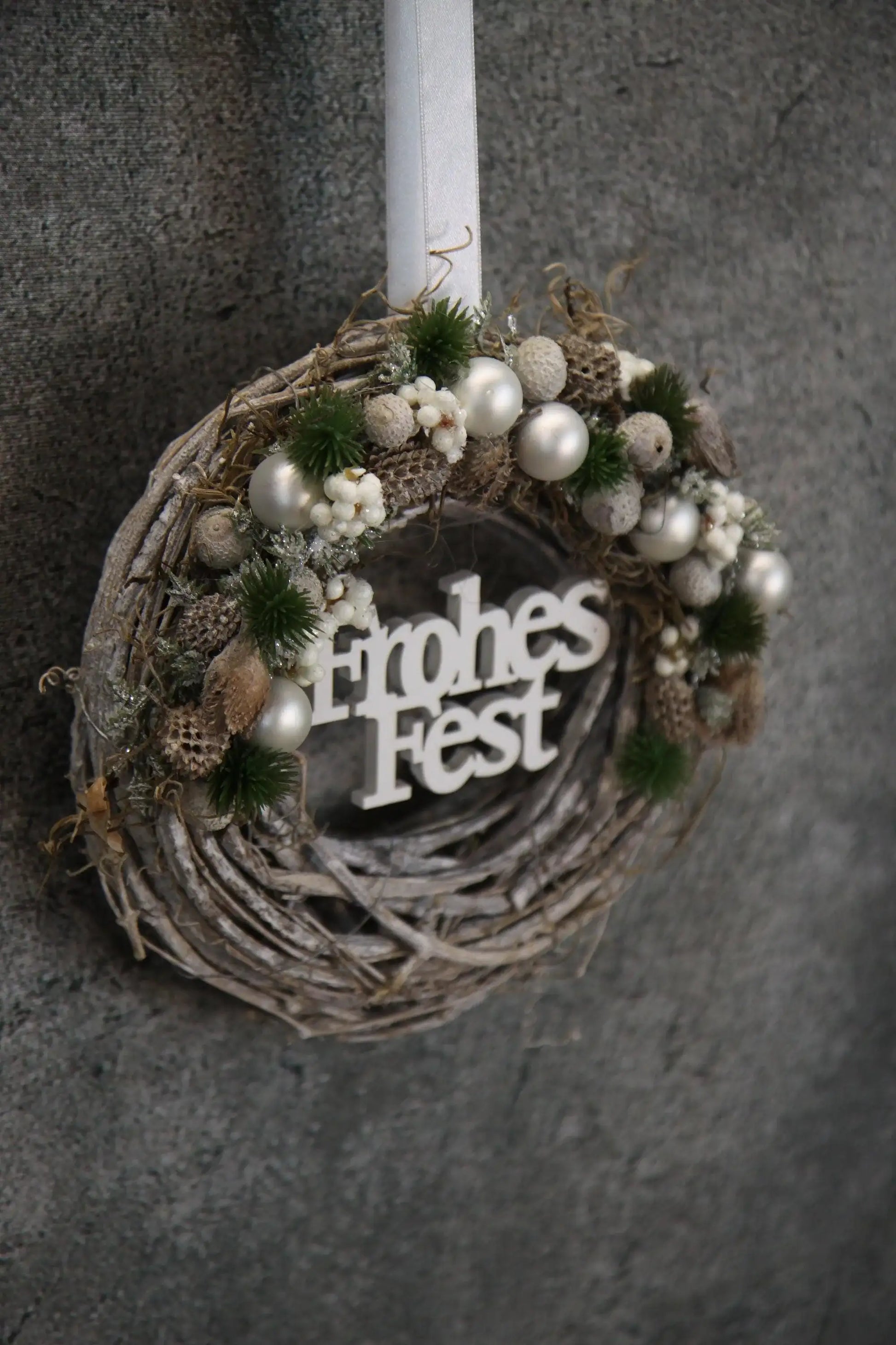 Türkranz Frohes Fest Türschmuck Weihnachten Weidenkranz Zapfen Kugeln Stern Apfel Knöpfe Tanne Band Modern – handgemacht aus Seiden- und Kunstblumen, langlebig & pflegeleicht von SarahsFlowerStudio