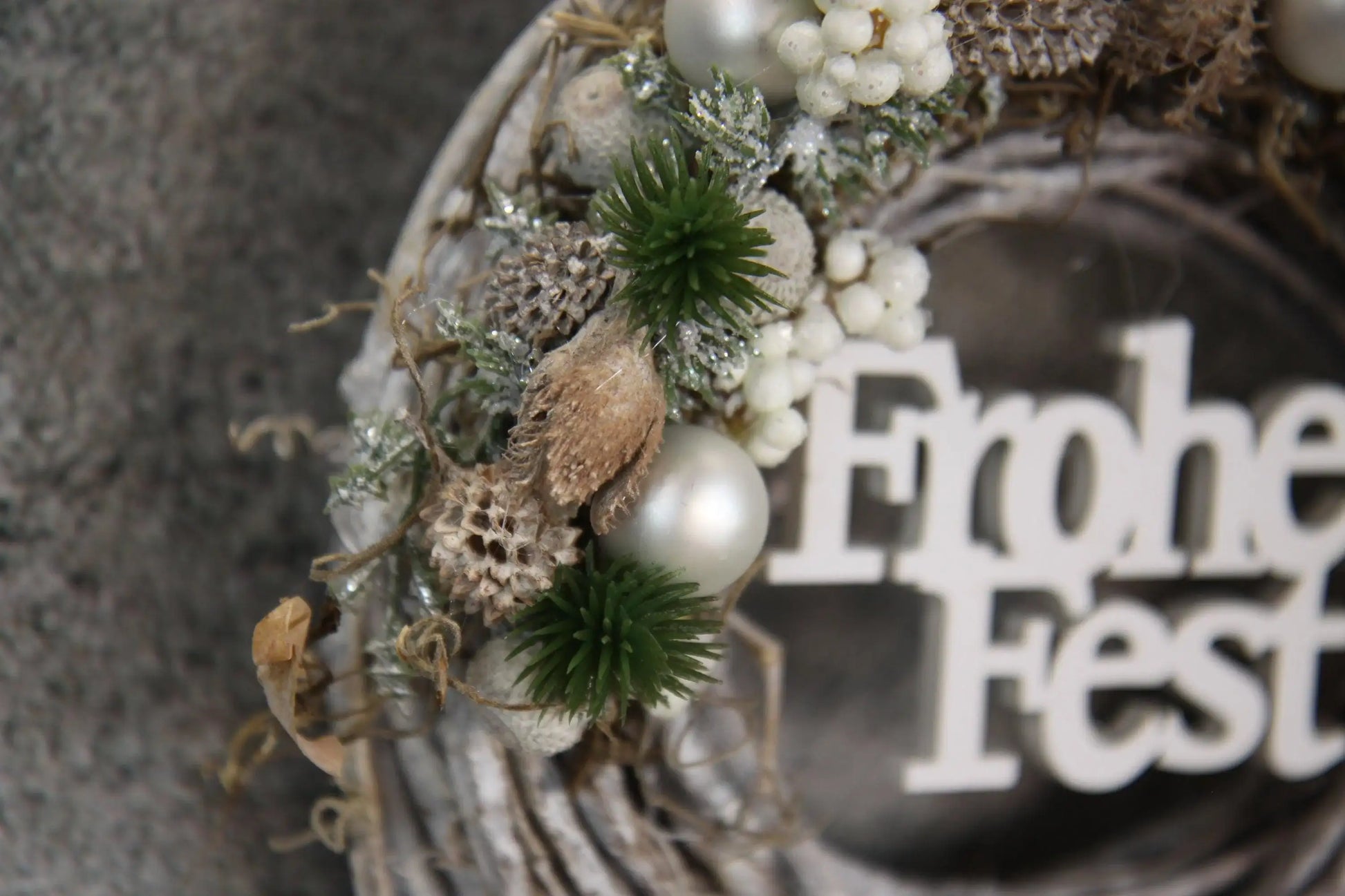 Türkranz Frohes Fest Türschmuck Weihnachten Weidenkranz Zapfen Kugeln Stern Apfel Knöpfe Tanne Band Modern – handgemacht aus Seiden- und Kunstblumen, langlebig & pflegeleicht von SarahsFlowerStudio