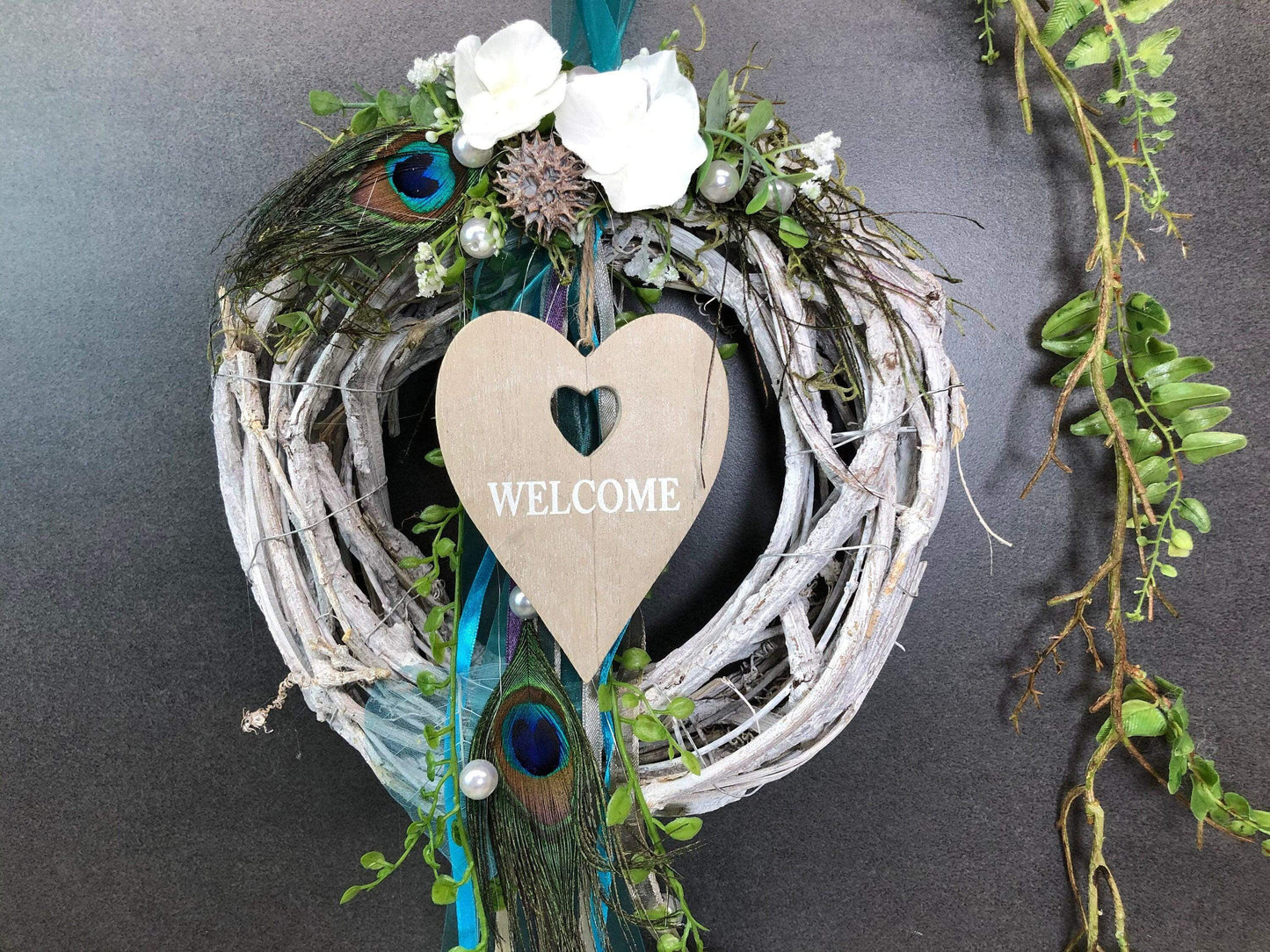 Türkranz Türdeko Türschmuck Modern Ganzjährig Pfauenfeder Pfau Pfauenauge Tür Schmuck Herbst – handgemacht aus Seiden- und Kunstblumen, langlebig & pflegeleicht von SarahsFlowerStudio