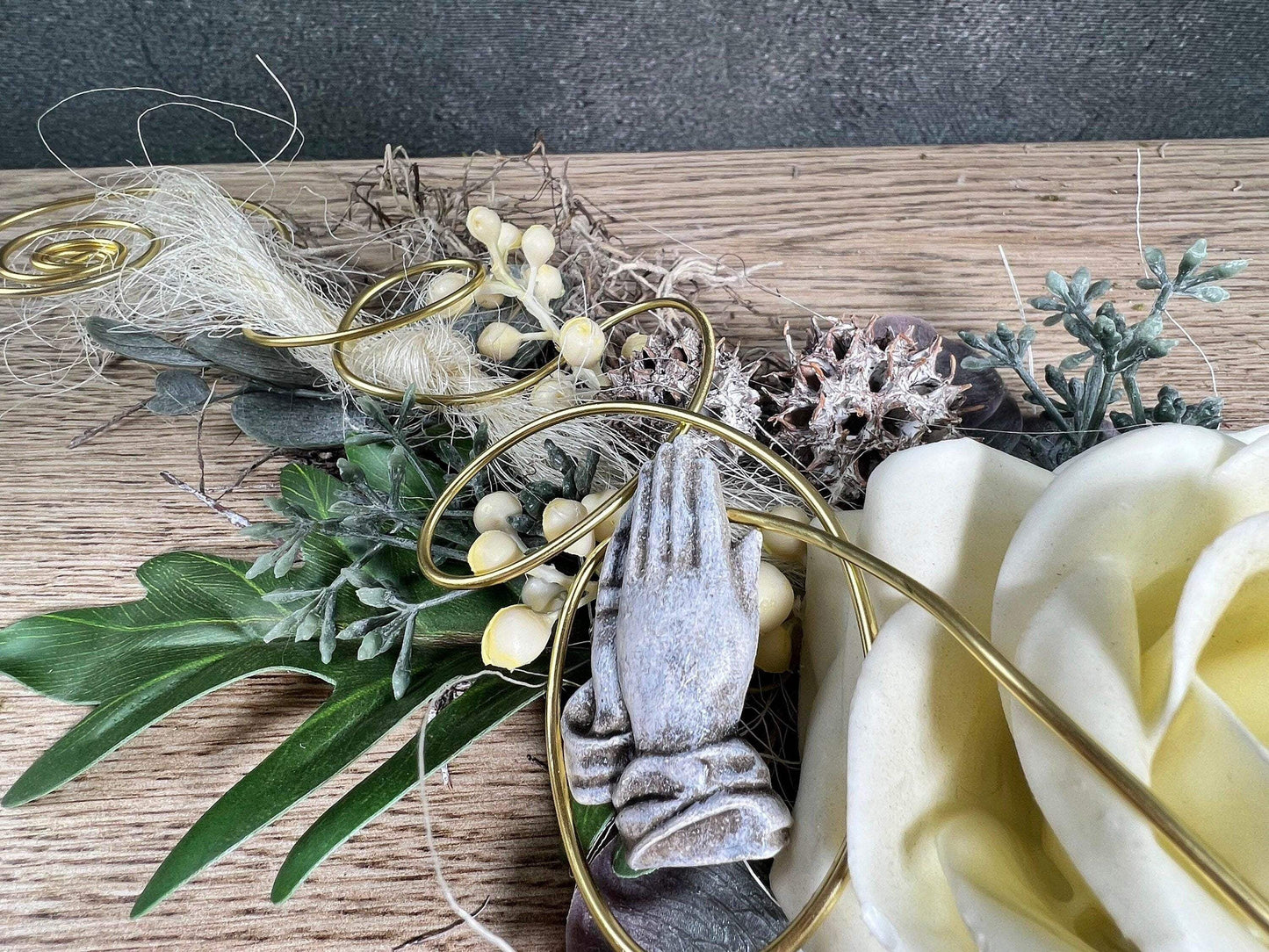 Grabgesteck zum legen Bukett Rose Wachsrose zum legen Allerheiligen Grabdekoration Betende Hände Grabschmuck Grab Grabstrauß Eukalyptus Deko – handgemacht aus Seiden- und Kunstblumen, langlebig & pflegeleicht von SarahsFlowerStudio