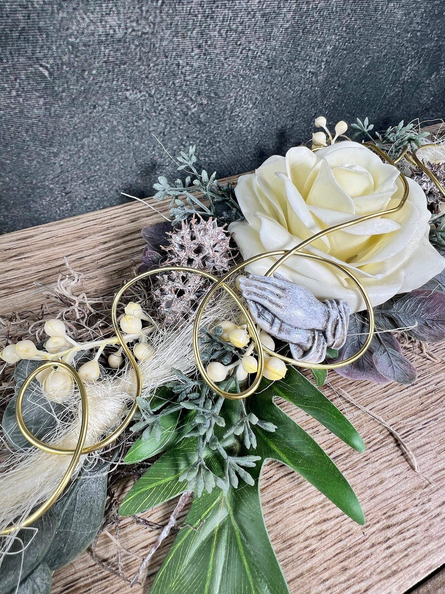 Grabgesteck zum legen Bukett Rose Wachsrose zum legen Allerheiligen Grabdekoration Betende Hände Grabschmuck Grab Grabstrauß Eukalyptus Deko – handgemacht aus Seiden- und Kunstblumen, langlebig & pflegeleicht von SarahsFlowerStudio