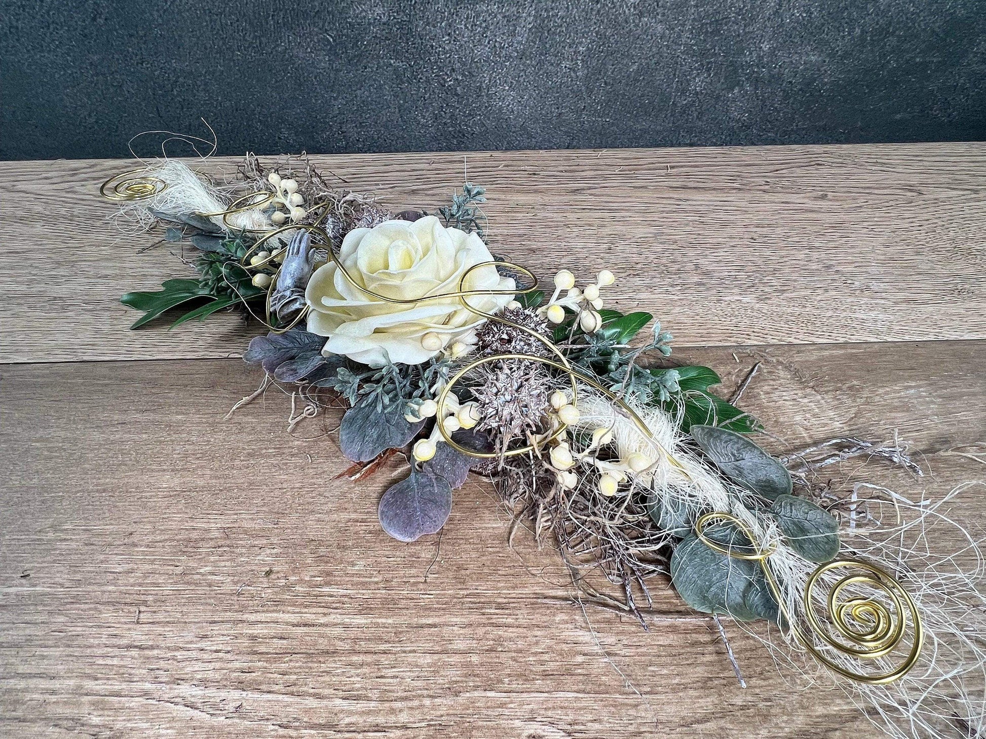 Grabgesteck zum legen Bukett Rose Wachsrose zum legen Allerheiligen Grabdekoration Betende Hände Grabschmuck Grab Grabstrauß Eukalyptus Deko – handgemacht aus Seiden- und Kunstblumen, langlebig & pflegeleicht von SarahsFlowerStudio