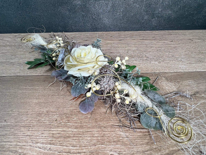 Grabgesteck zum legen Bukett Rose Wachsrose zum legen Allerheiligen Grabdekoration Betende Hände Grabschmuck Grab Grabstrauß Eukalyptus Deko – handgemacht aus Seiden- und Kunstblumen, langlebig & pflegeleicht von SarahsFlowerStudio