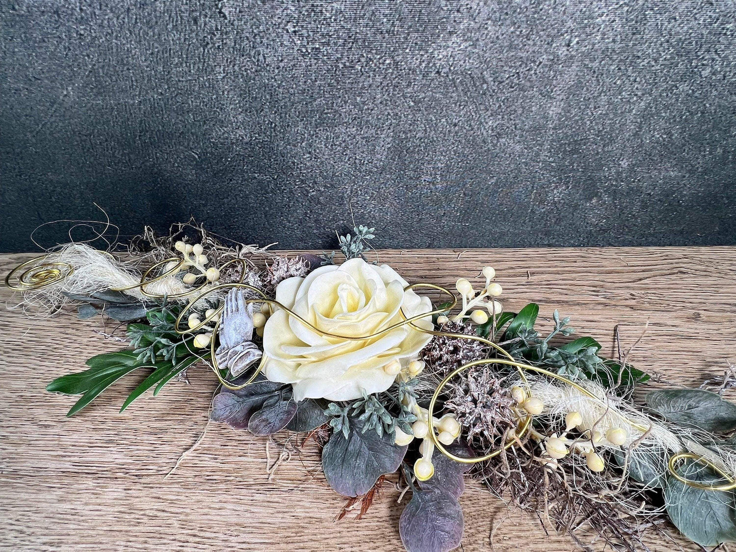 Grabgesteck zum legen Bukett Rose Wachsrose zum legen Allerheiligen Grabdekoration Betende Hände Grabschmuck Grab Grabstrauß Eukalyptus Deko – handgemacht aus Seiden- und Kunstblumen, langlebig & pflegeleicht von SarahsFlowerStudio