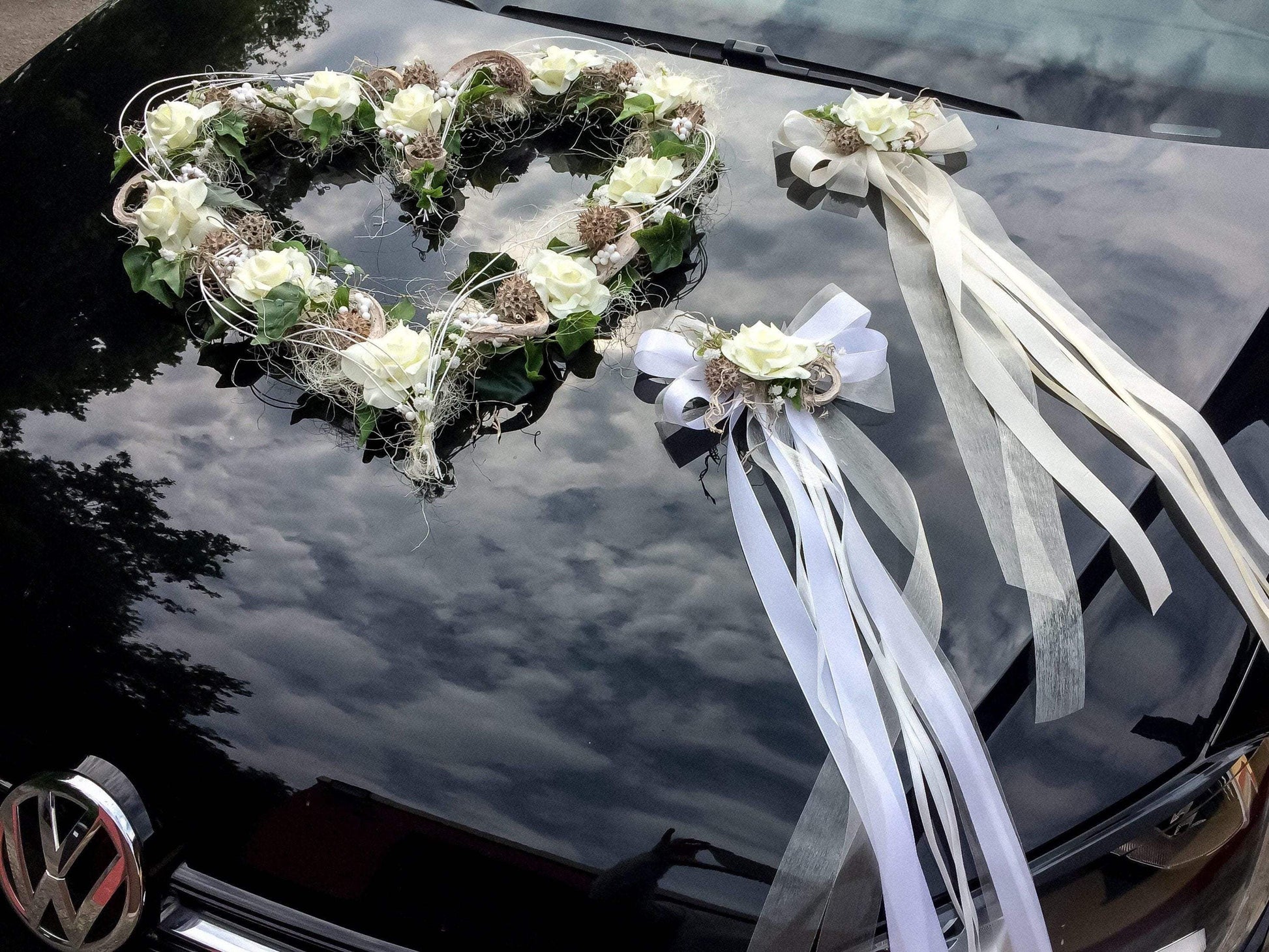 Autoschmuck Set 3 Teilig Herz und Schleifen Autodekoration Autoblumenschmuck Gesteck Hochzeit Kutschen Schmuck Kutschendeko Kutsche Wedding – handgemacht aus Seiden- und Kunstblumen, langlebig & pflegeleicht von SarahsFlowerStudio