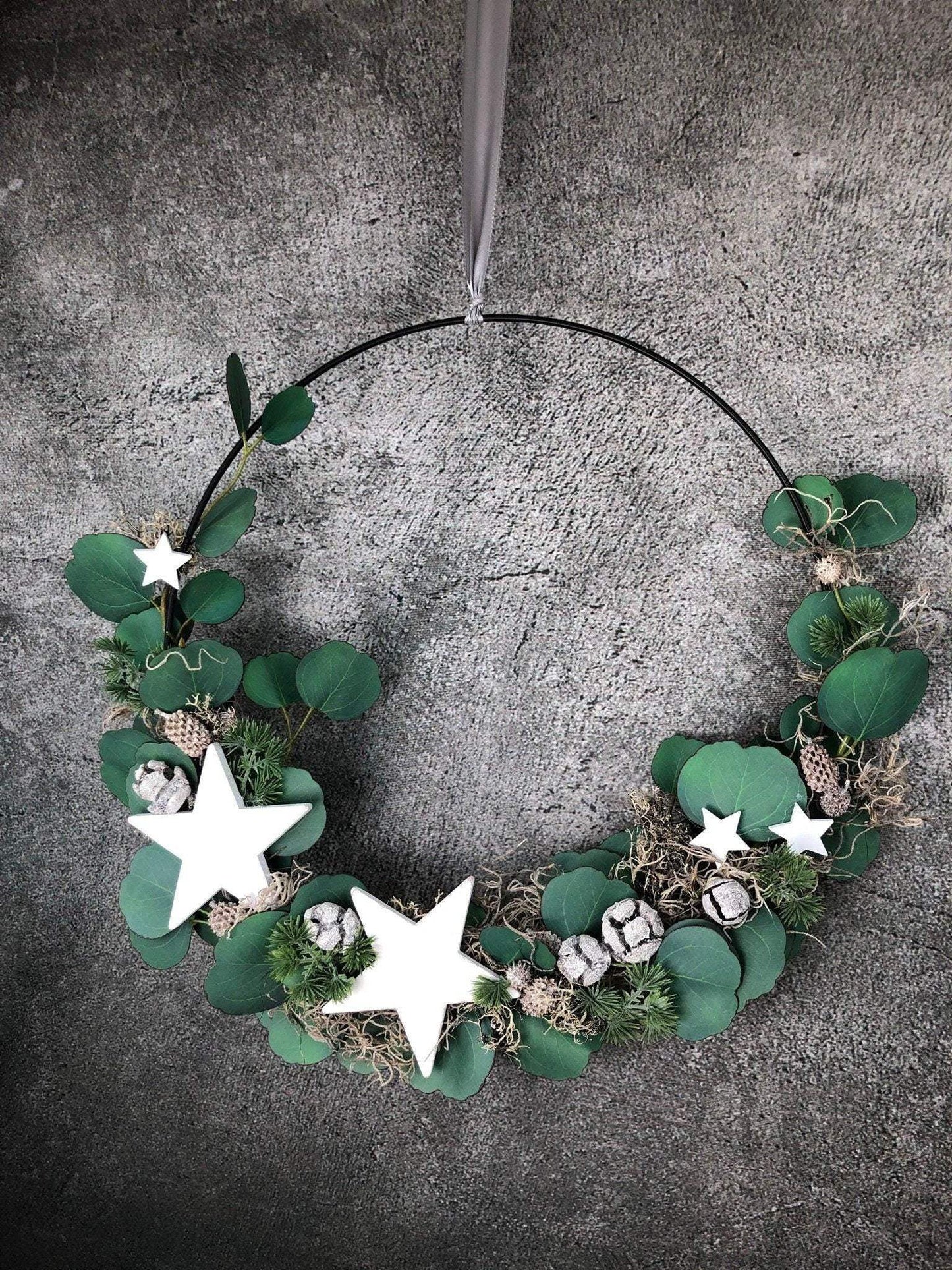 Ring Fensterdeko Eukalyptus Türkranz Advent Modern Ring Fenster Fensterschmuck Deko Weihnachten Wandschmuck – handgemacht aus Seiden- und Kunstblumen, langlebig & pflegeleicht von SarahsFlowerStudio