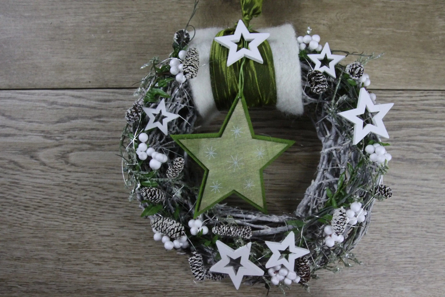 Advent Türkranz Türdeko Türschmuck Weihnachten Stern Weidenkranz Grün Weiß – handgemacht aus Seiden- und Kunstblumen, langlebig & pflegeleicht von SarahsFlowerStudio