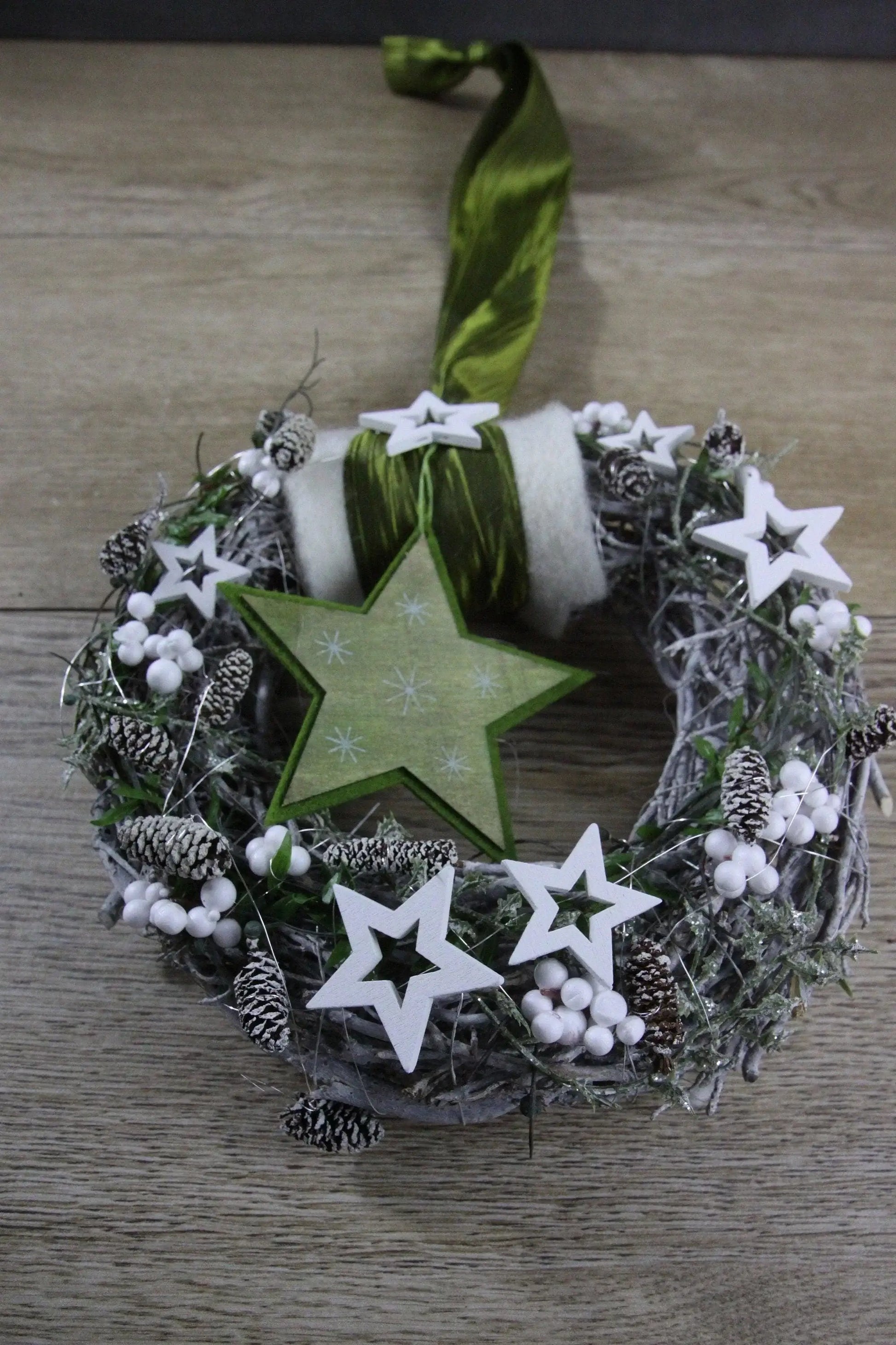 Advent Türkranz Türdeko Türschmuck Weihnachten Stern Weidenkranz Grün Weiß – handgemacht aus Seiden- und Kunstblumen, langlebig & pflegeleicht von SarahsFlowerStudio